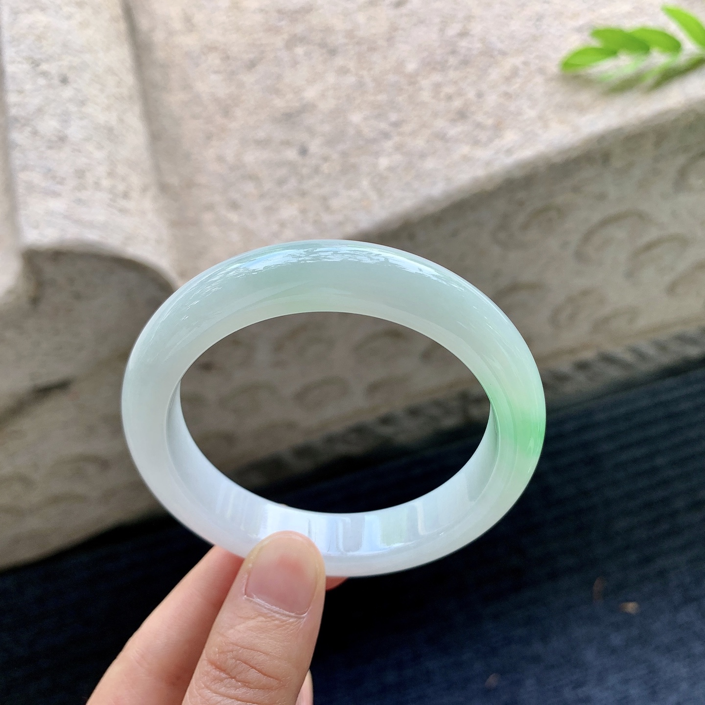 正圈55 56，圈口56.3/12.4/8.8，编码AD090412，细糯飘绿，水润，种老，细腻，无裂。