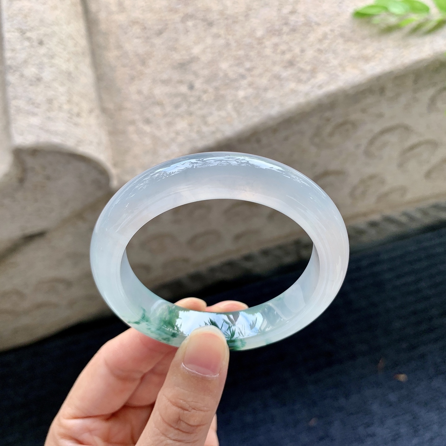 正圈51 52，圈口52.2/12.4/8.6，编码G9090441，冰糯飘花，水润，种老，细腻，打灯有纹线，有纹