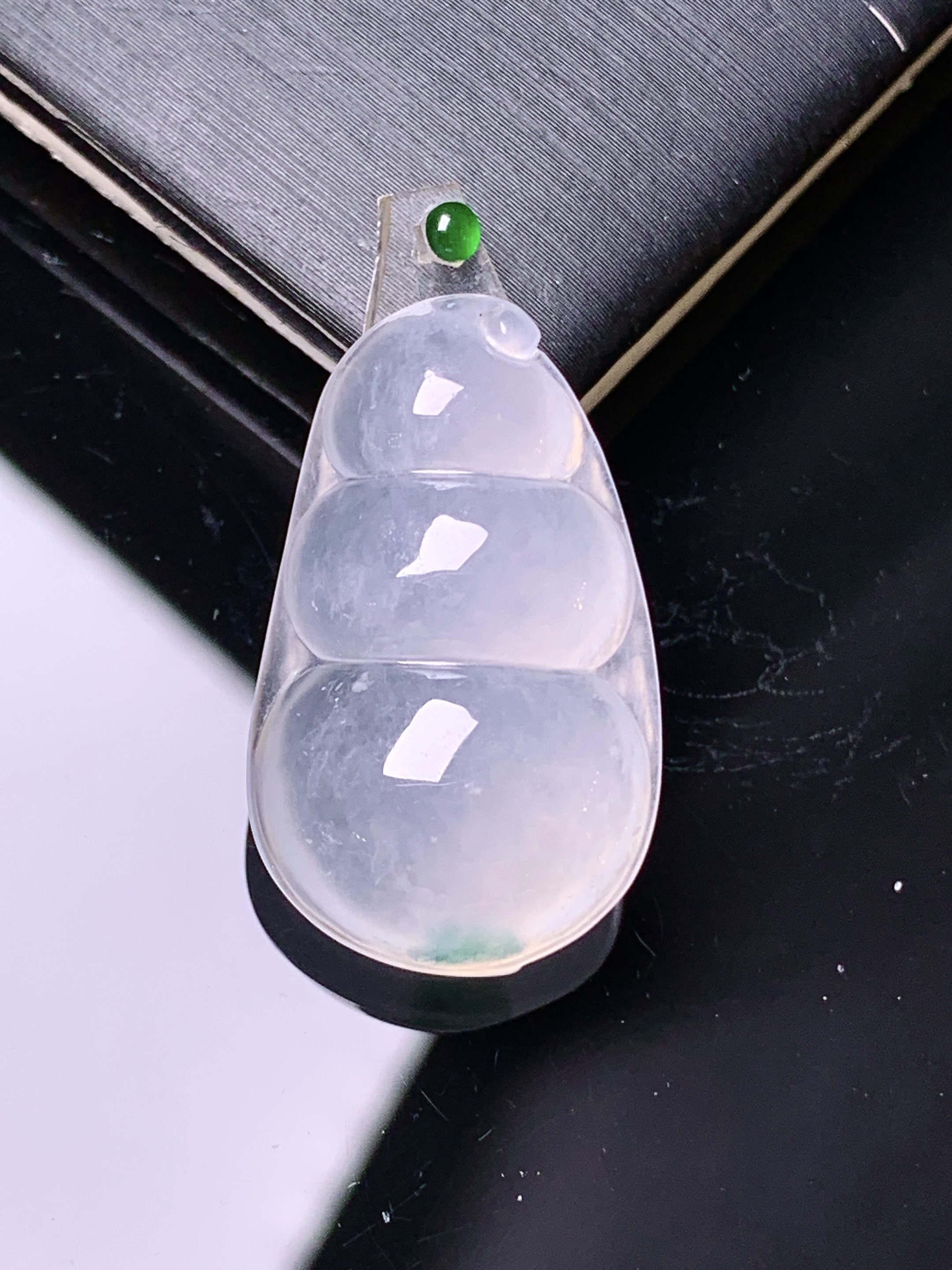 镶嵌款 冰种四季豆吊坠 玉质细腻 色泽艳丽清新 水润亮眼 整体尺寸25.6*15.3*6.3 2x