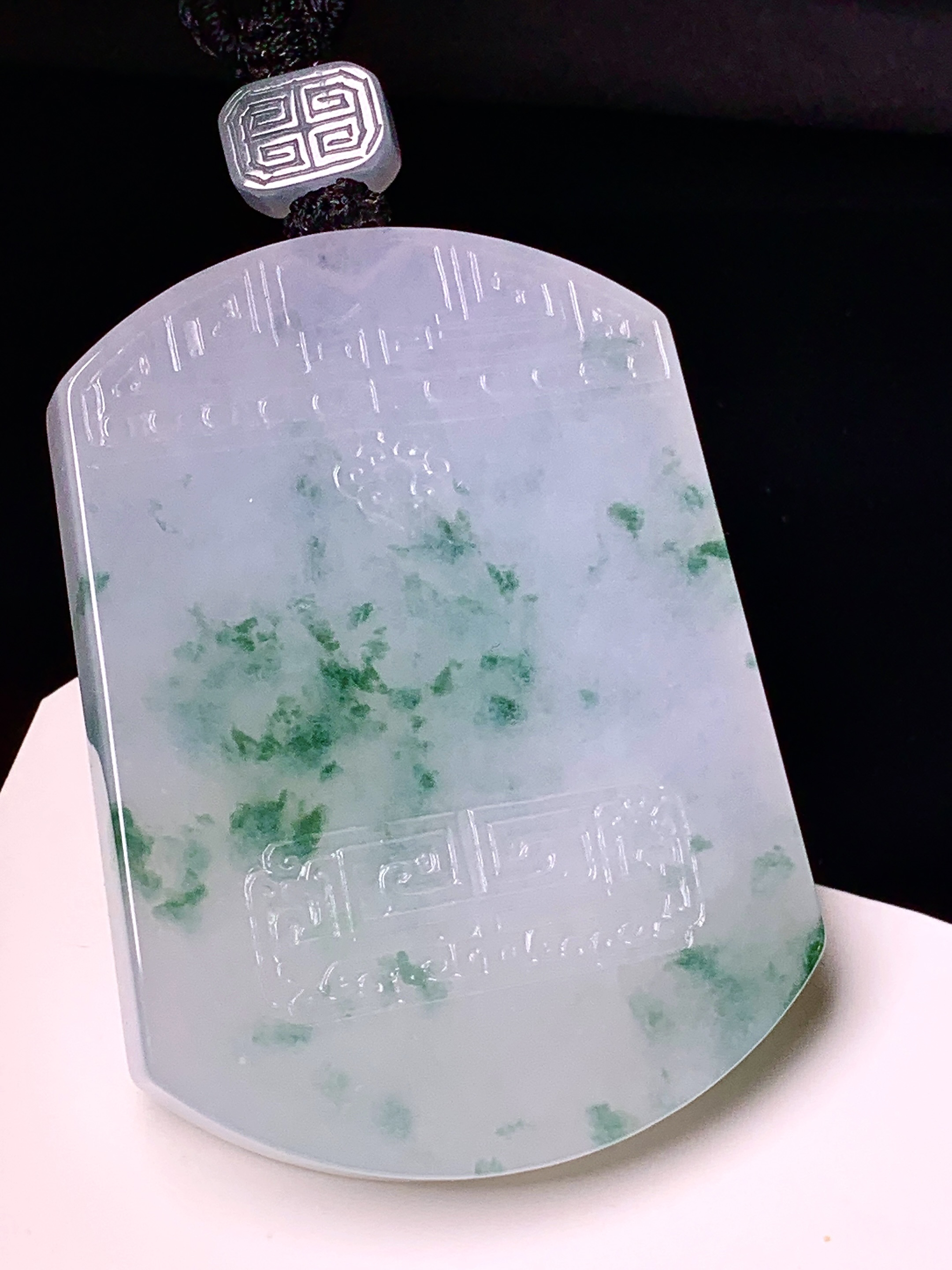 飘绿无事牌吊坠 玉质细腻 色泽艳丽清新 水润亮眼 整体尺寸53.8*40*6.2 L1