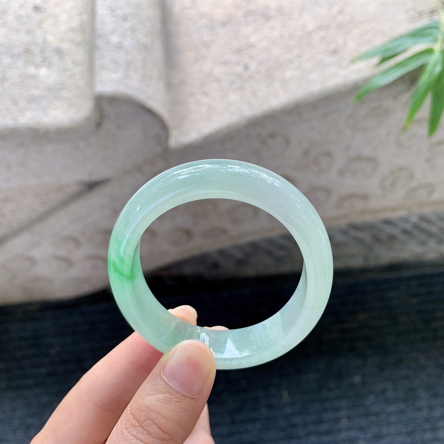 糯冰飘绿，水润，种老，细腻，打灯有絮线