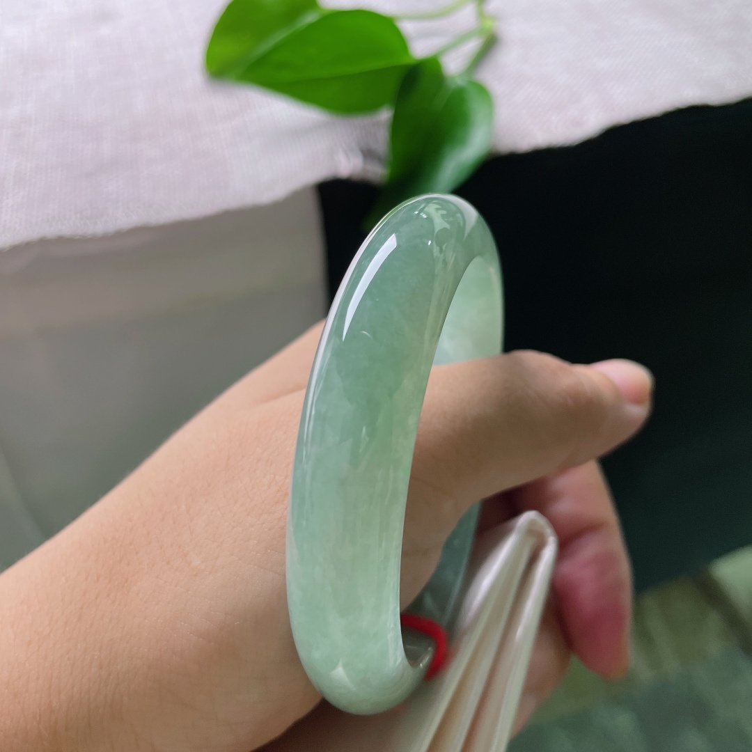 冰油正圈，无裂，通体是柔和静谧的湖青底色，翠色匀净铺满镯身，清润沉静。ss57898a