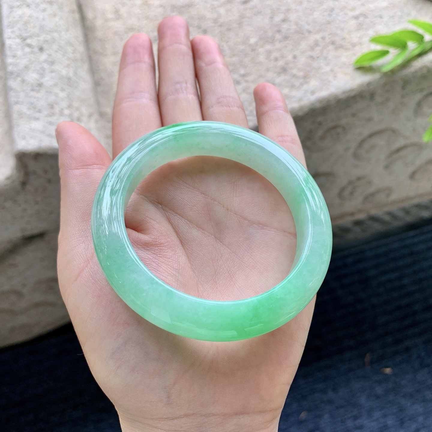 正圈54 55，圈口55/11.8/9.4，编码AD090404，描述：冰糯阳绿，水润，种老，细腻，