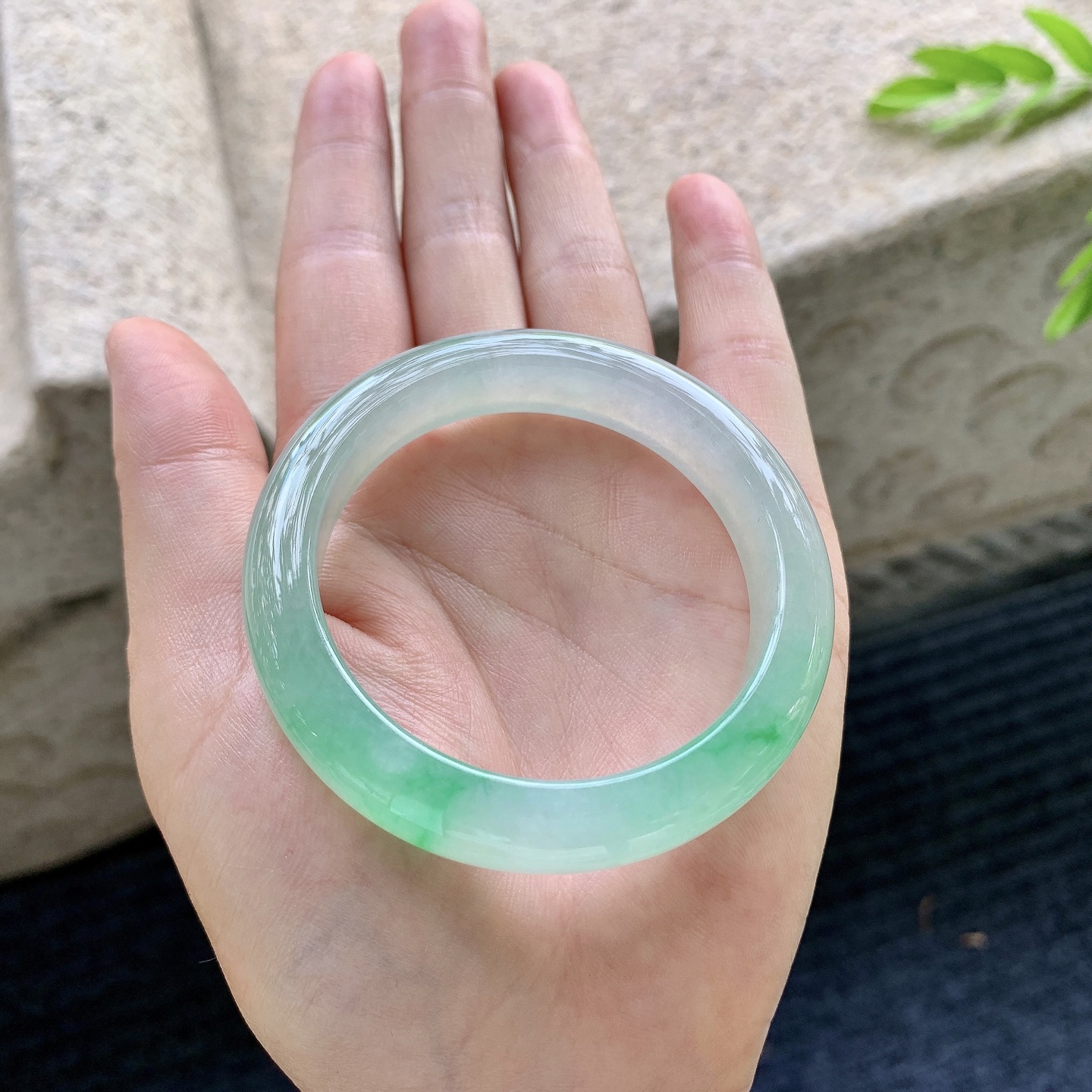 正圈49 50，圈口50.3/11.2/8，编码G9090440，描述冰飘阳绿，清透，水润，种老，细