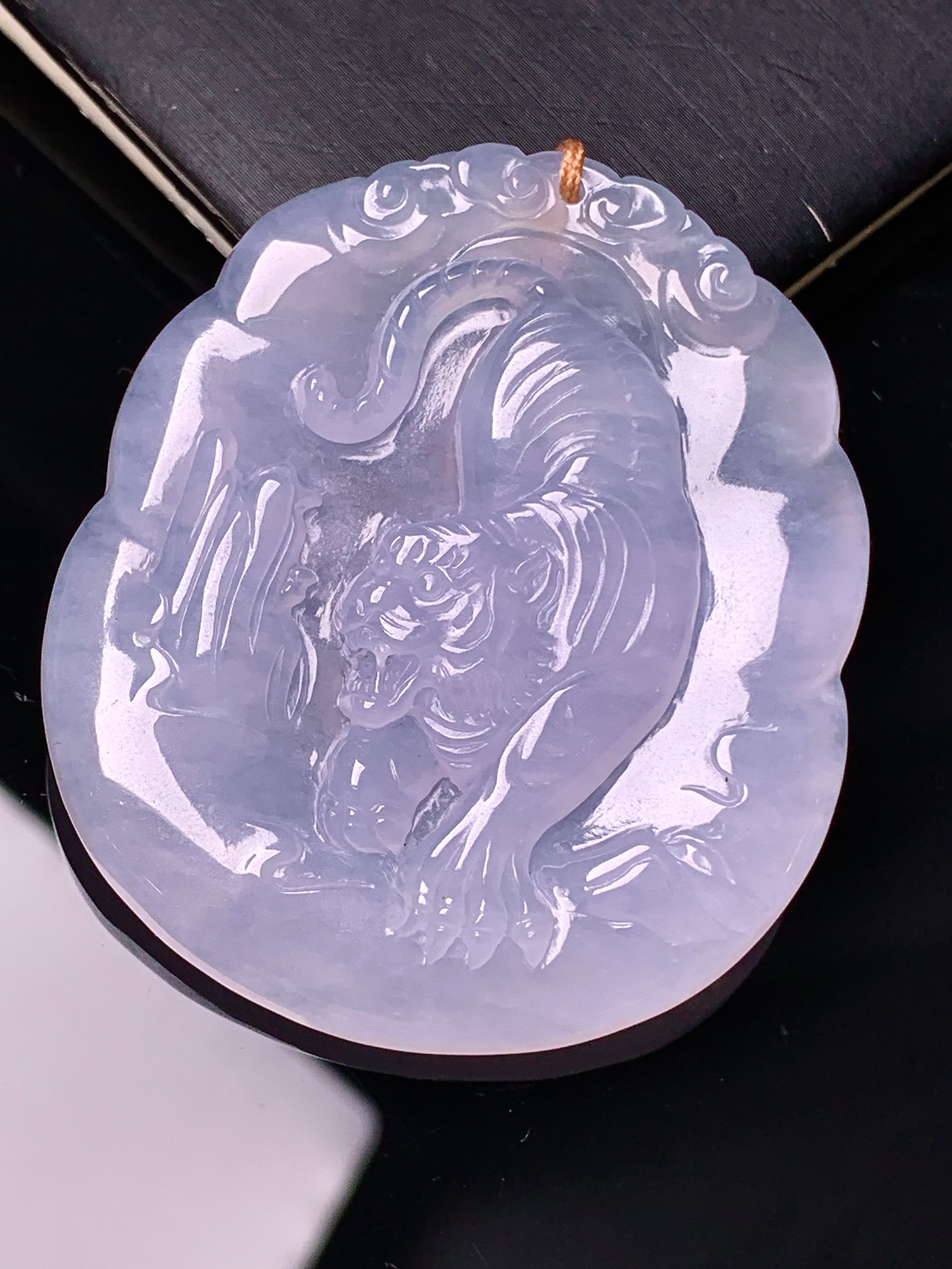 冰种生肖虎吊坠 玉质细腻 色泽艳丽清新 水润亮眼 整体尺寸47.5*41.3*6.2