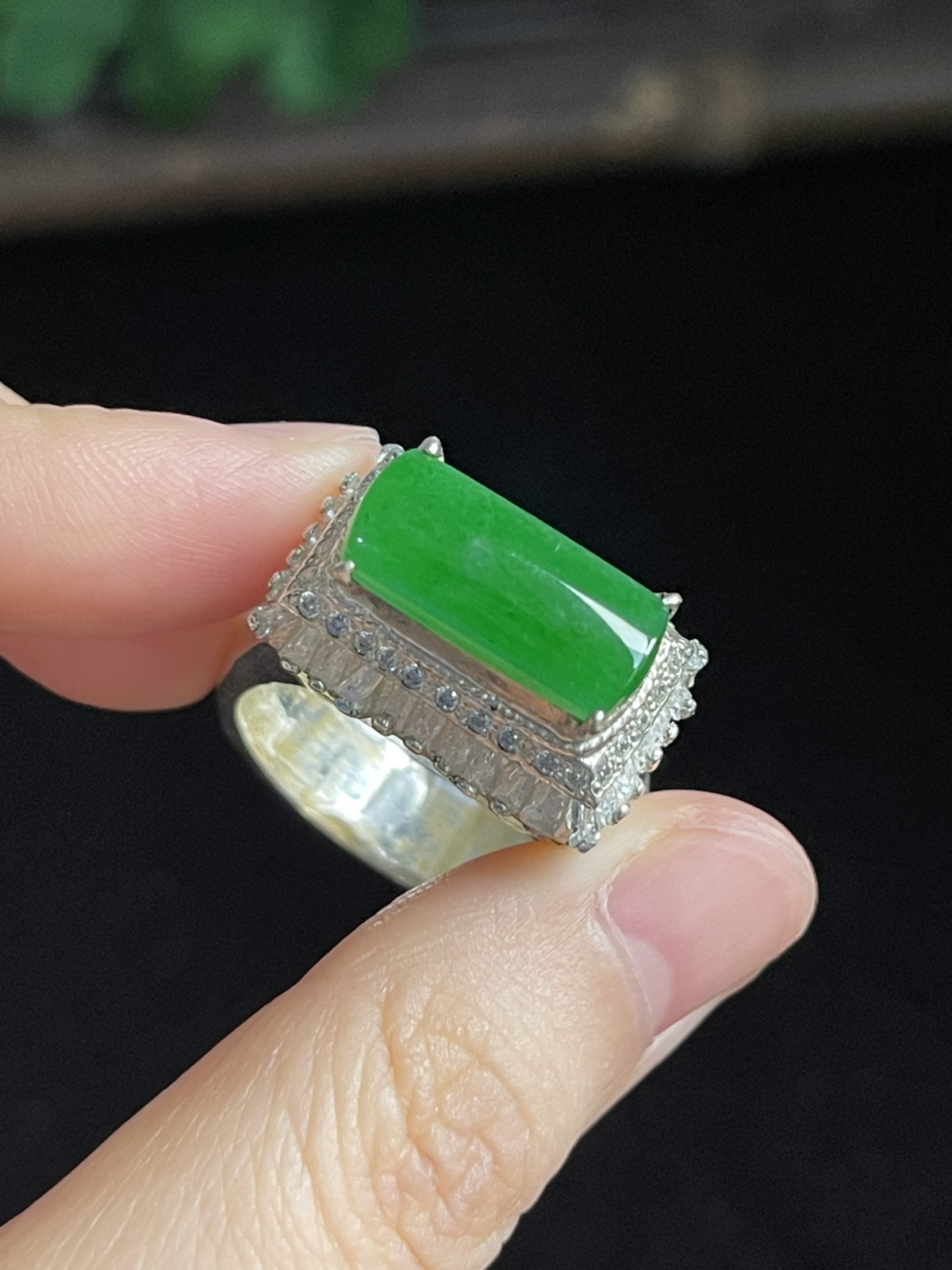 翡翠马鞍形蛋面