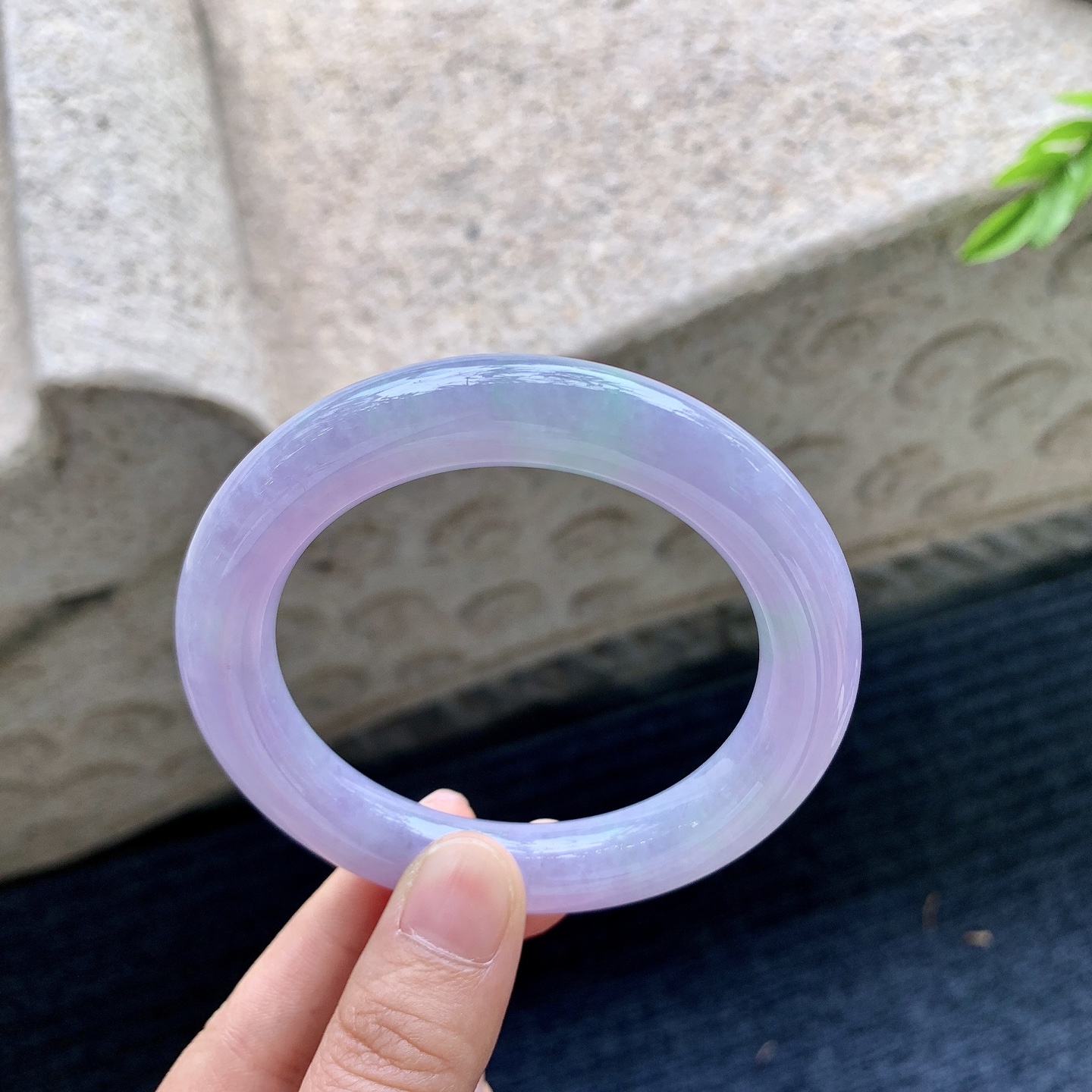 圆条55 56，【圈口】56/11.3/11，【编码】G6090415，【描述】艳紫飘绿，水润，种老，细腻，无裂。