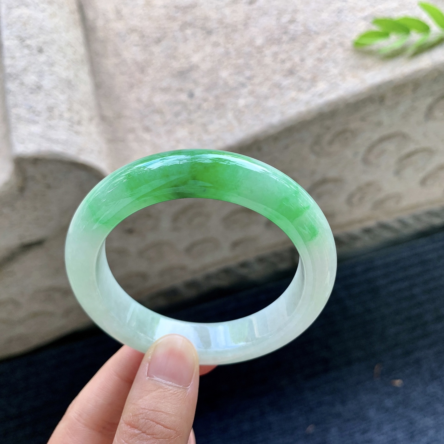 正圈52 53，圈口53.5/12.3/9，编码G9090431，描述冰糯飘辣阳绿，水润，种老，细腻，打灯有棉纹。