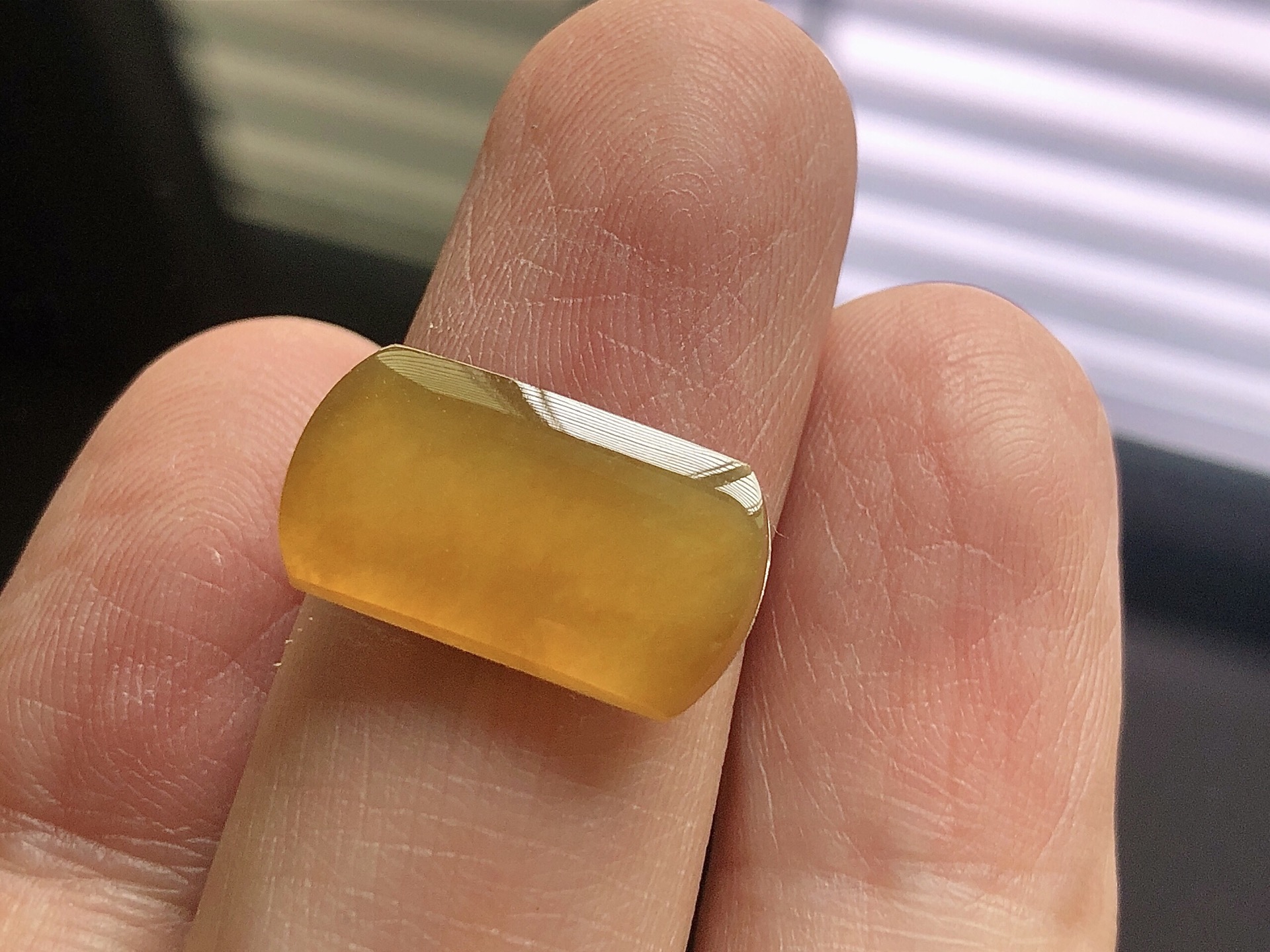 黄翡马鞍，色泽极美，通透水润，玉质细腻，夺目迷人，镶嵌效果，品相，无裂，尺寸17.6*9.6*3.2