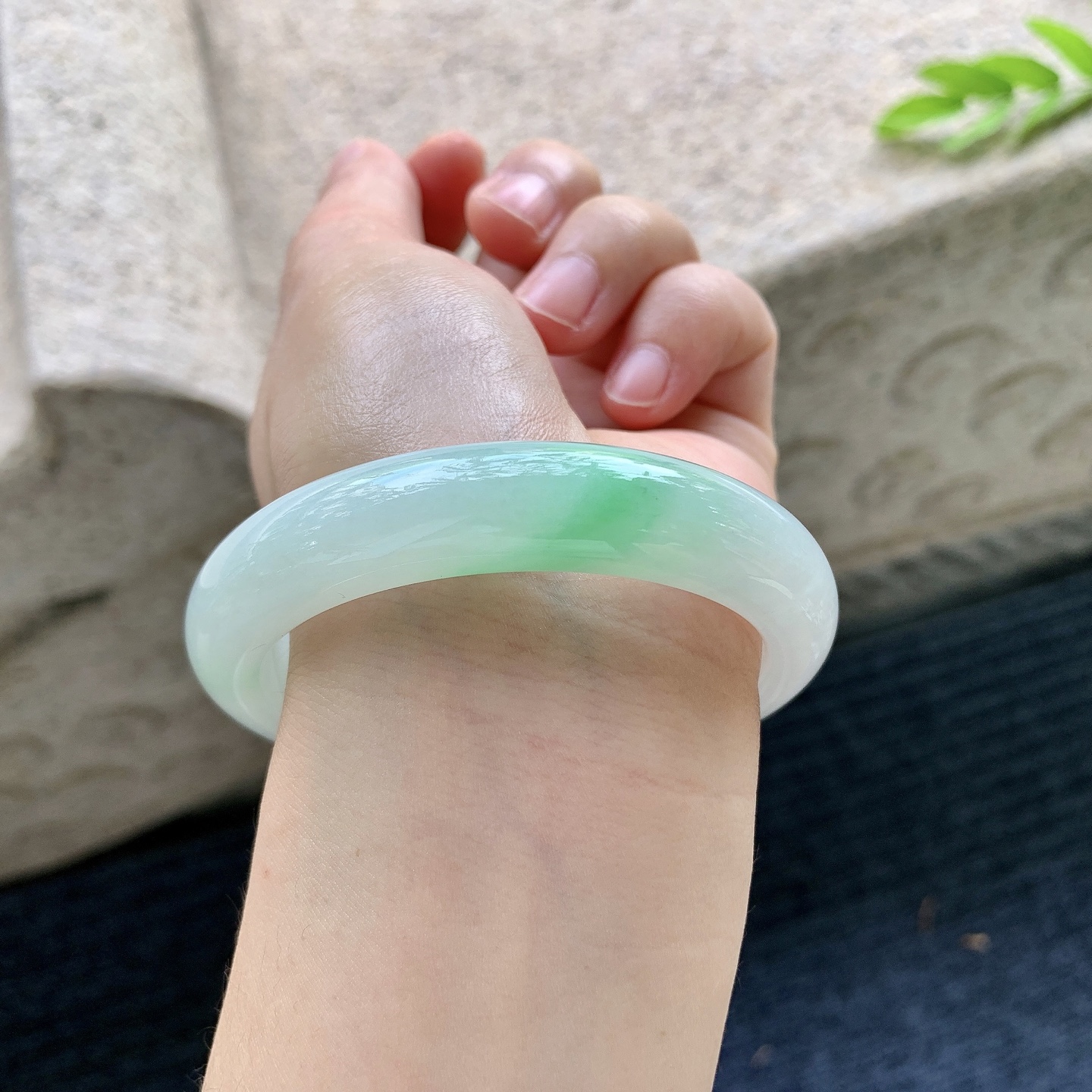 正圈55 56，圈口56.3/12.4/8.8，编码AD090412，细糯飘绿，水润，种老，细腻，无裂。