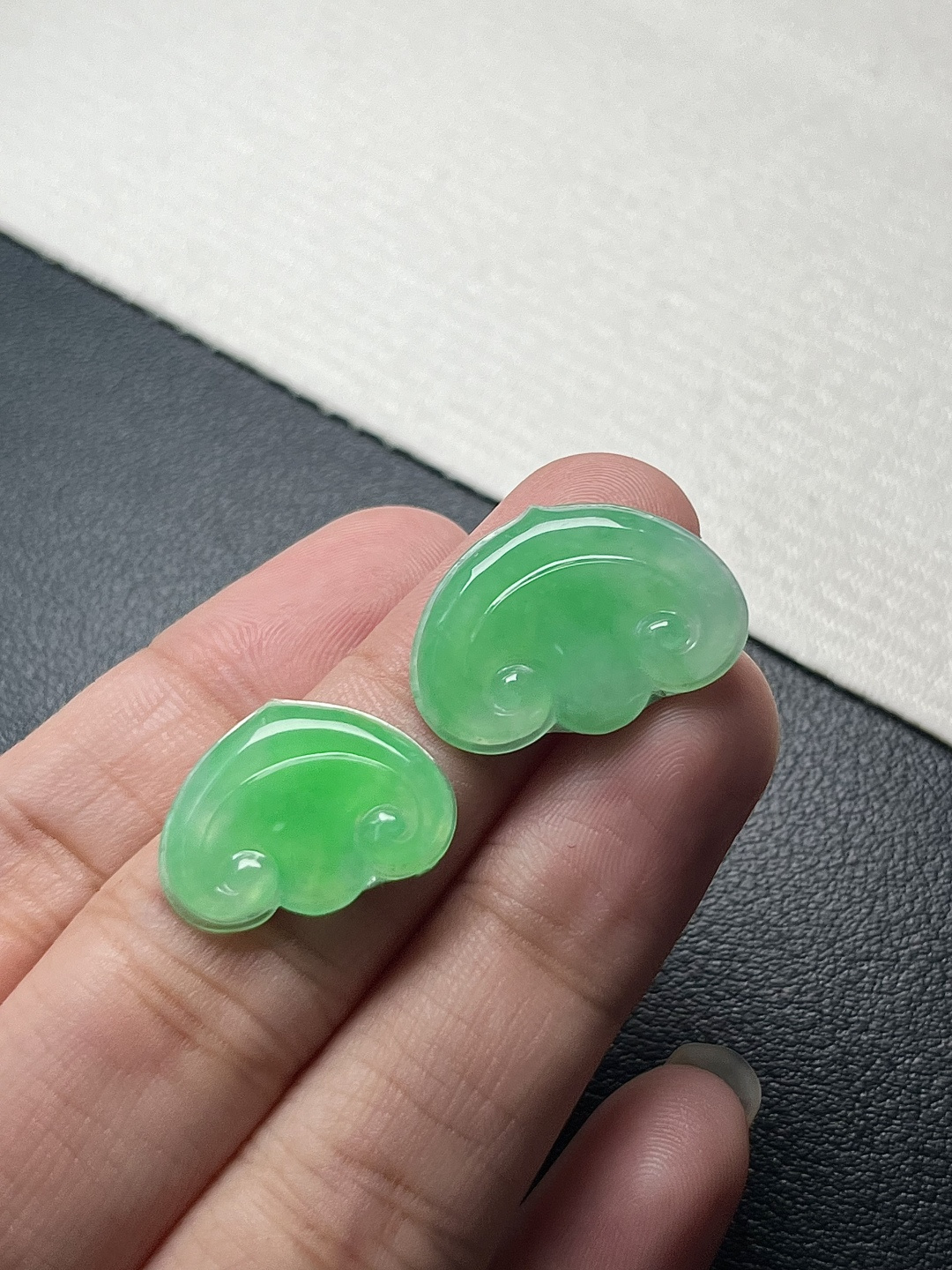 【如意头一对】种老细腻，色阳浓郁起胶，尺寸：21.5*15.4*2.8，18.3*14*2.5,asd1093