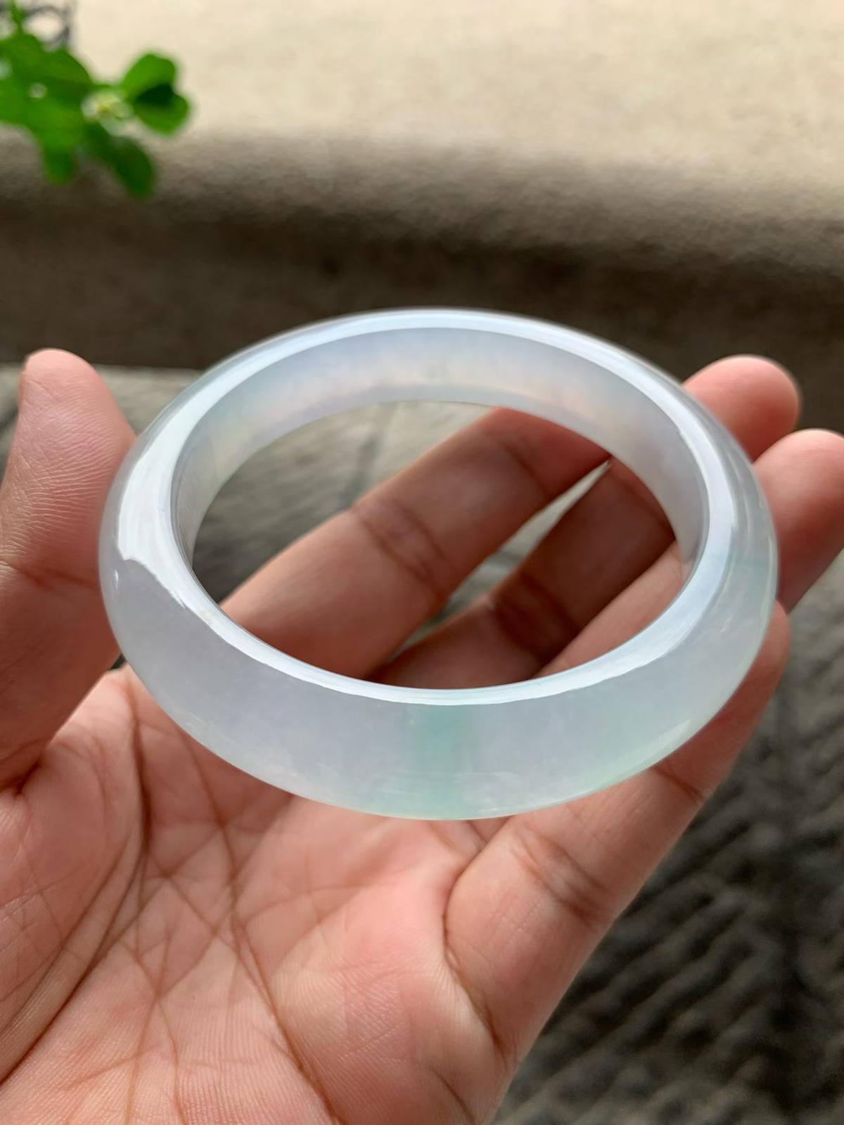 冰淡春彩正圈手镯尺寸57.2*12*9.5整体通透，冰冰润润，色泽干净柔和，细腻通透，起荧起光，胶