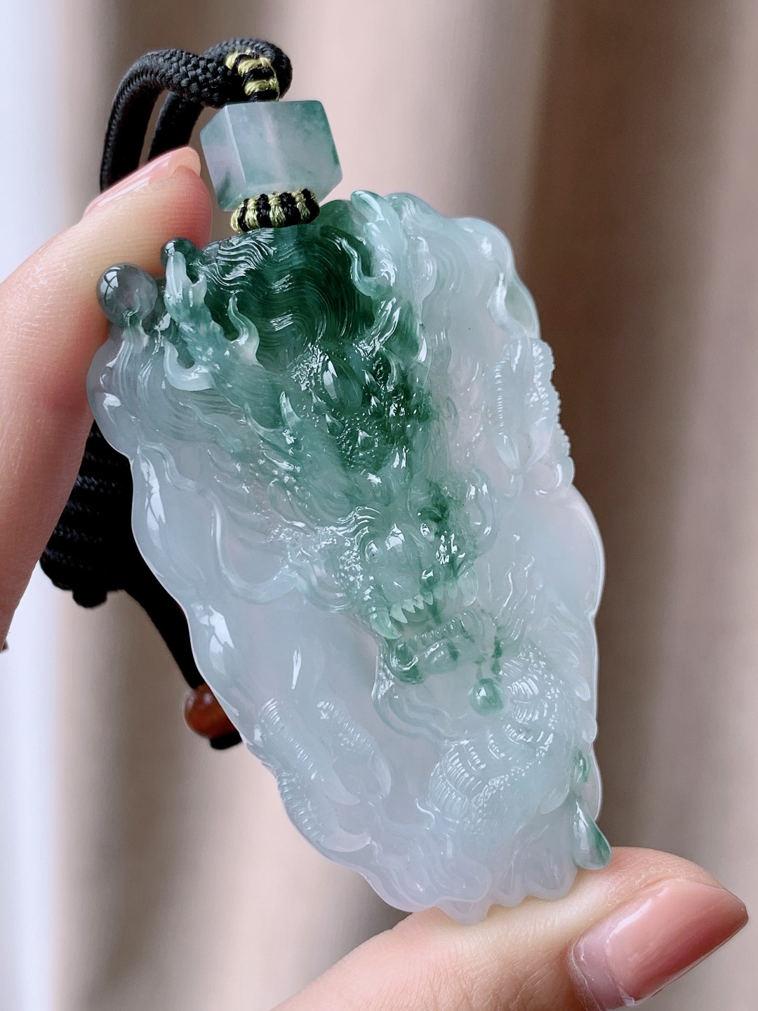 裸石冰飘花大龙牌吊坠，缅料性比高，超厚无裂，尺寸63.2-40.2-11.5，重量50克