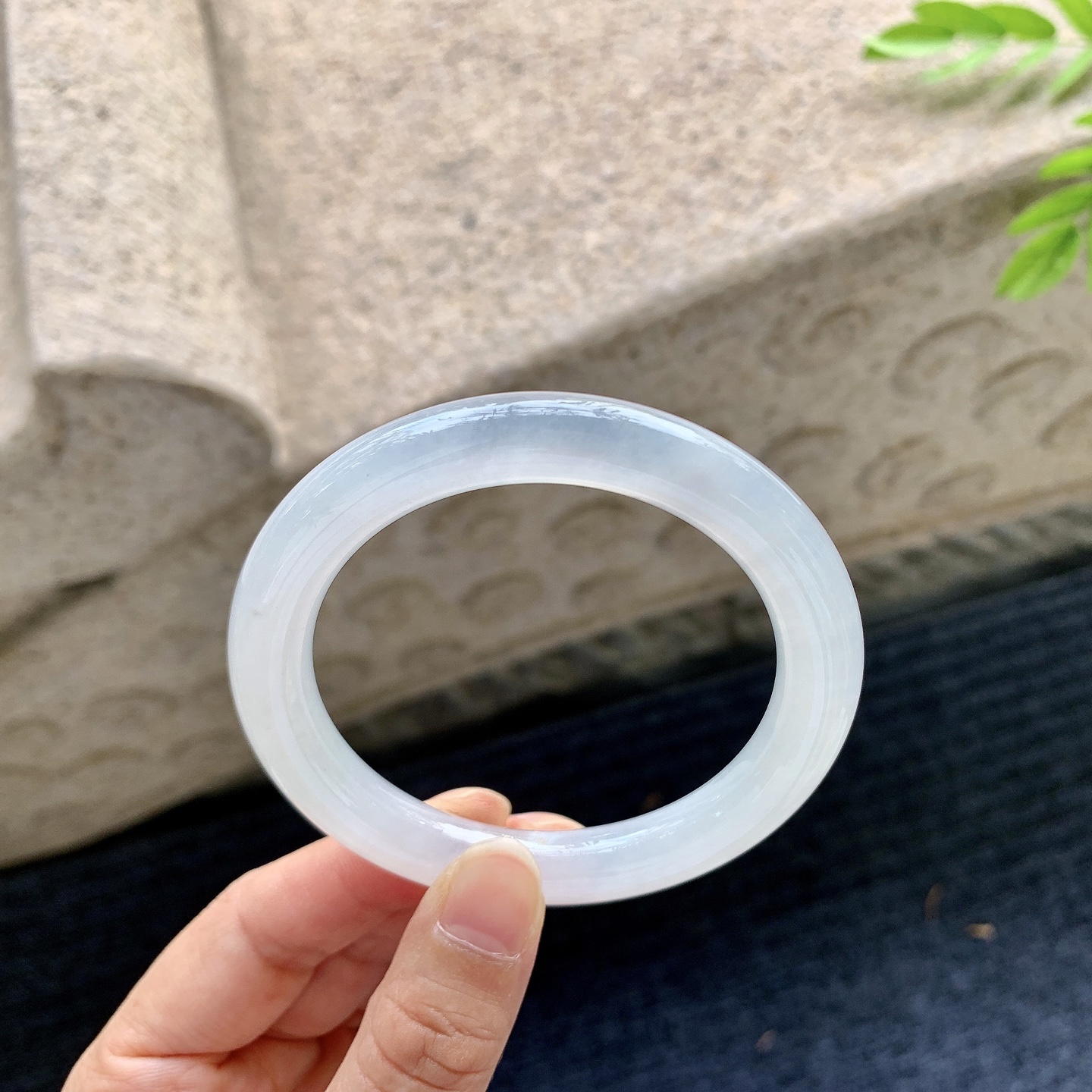 圆条54 55，【圈口】55/9.3/9.4，【编码】B2090450，【描述】糯冰白月光，水润，种老，细腻，打灯有棉线