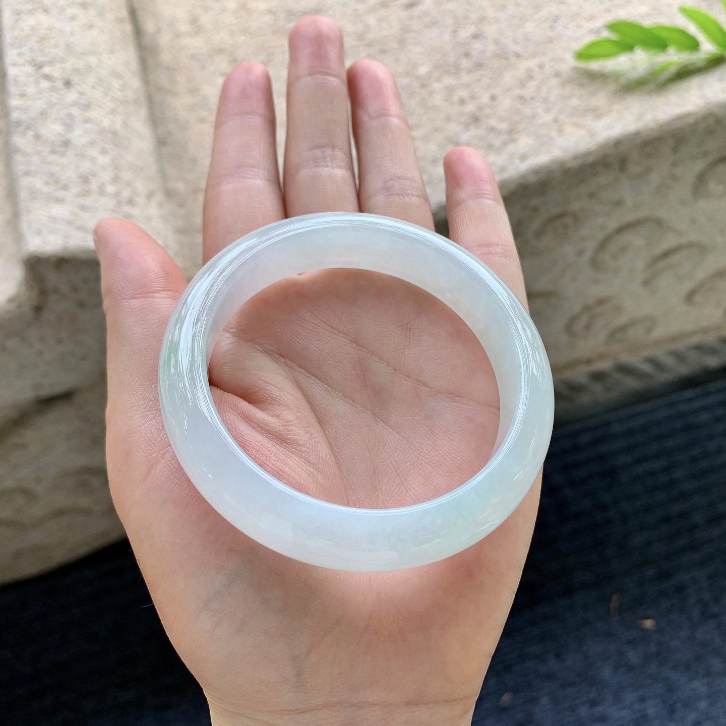 正圈56 57，糯冰飘绿，水润，种老，细腻，打灯有纹线