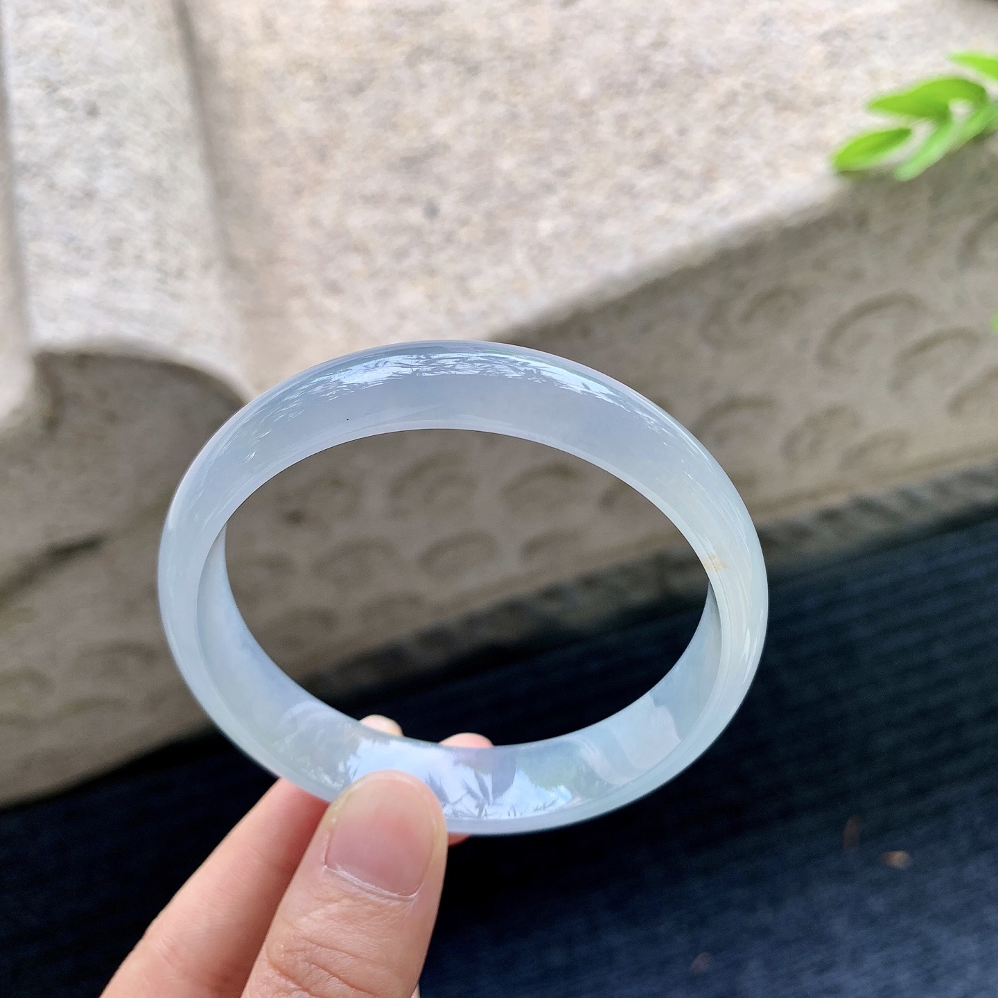 正圈57 58，圈口58.5/13/6，编码HJ090406，描述糯冰，水润，种老，细腻，无裂。