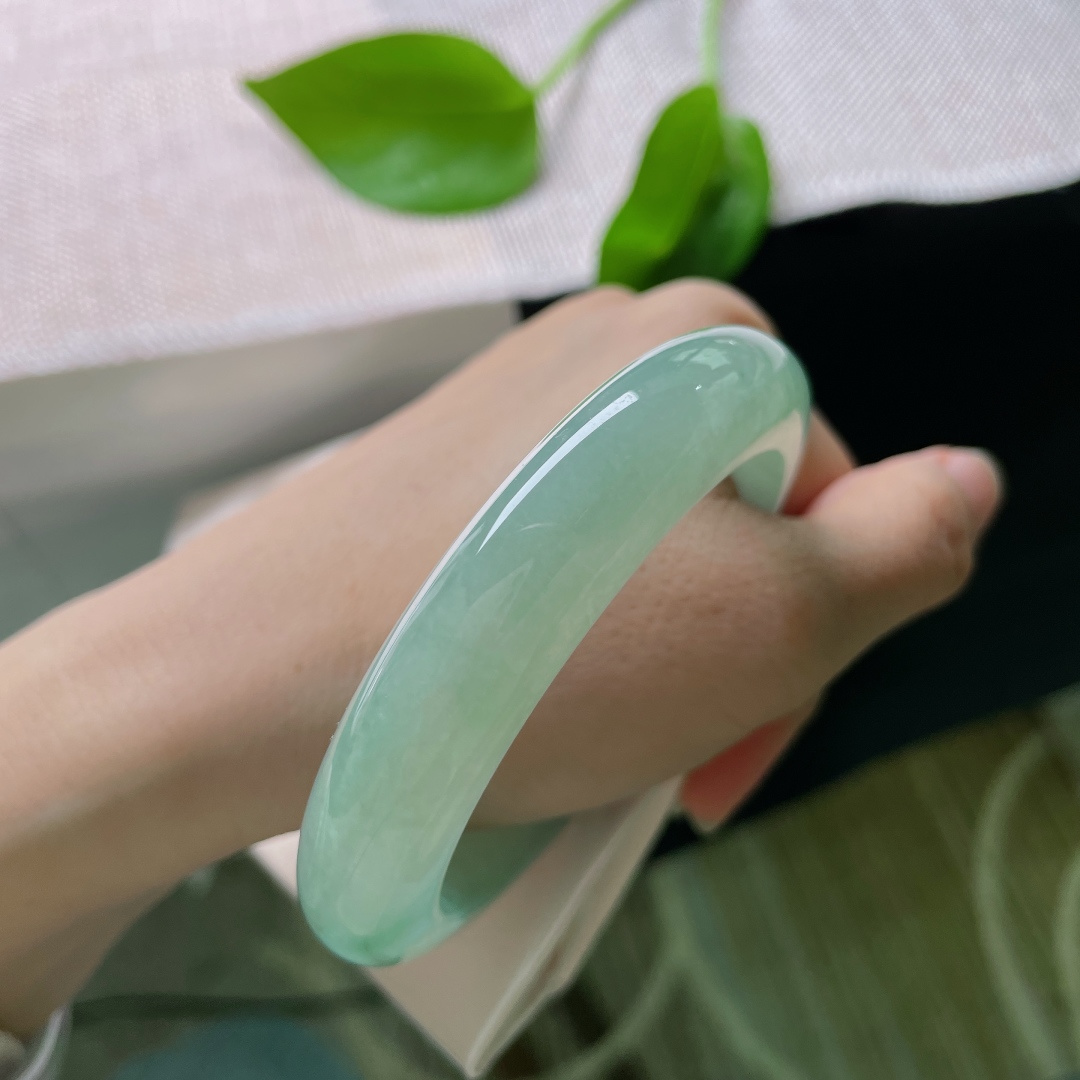 冰绿正圈，种老，清透泛光，质地莹润，欲把西湖比西子，淡妆浓抹总相宜。无裂，ss58117a