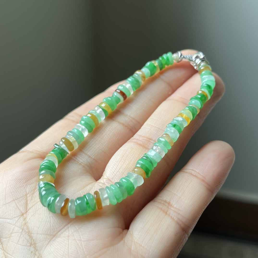 1号，冰种多彩盘缠手链，碎银子，种水好，色彩丰富，辣阳绿，每一颗都是精选货头，冰透，精致小巧，单戴叠戴都好看尺寸6.2×2，超值