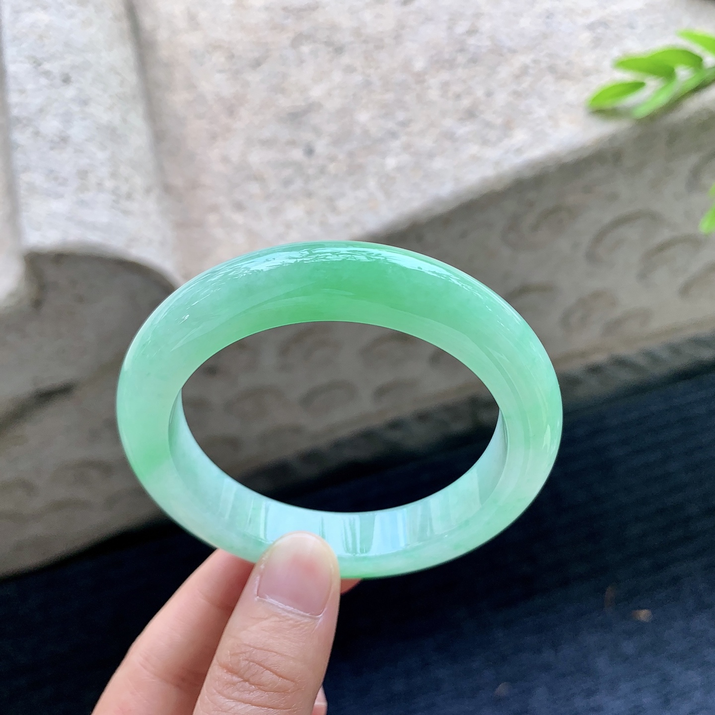 正圈54 55，圈口55/11.8/9.4，编码AD090404，描述：冰糯阳绿，水润，种老，细腻，无裂。