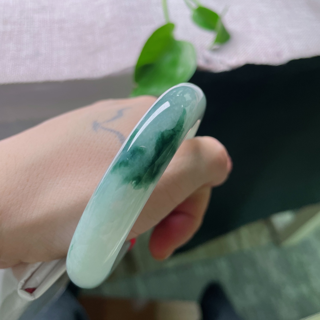 飘花正圈，无裂，清透玉底晕染墨色飘花，腕间一圈，藏尽远山雾霭，ss58214a