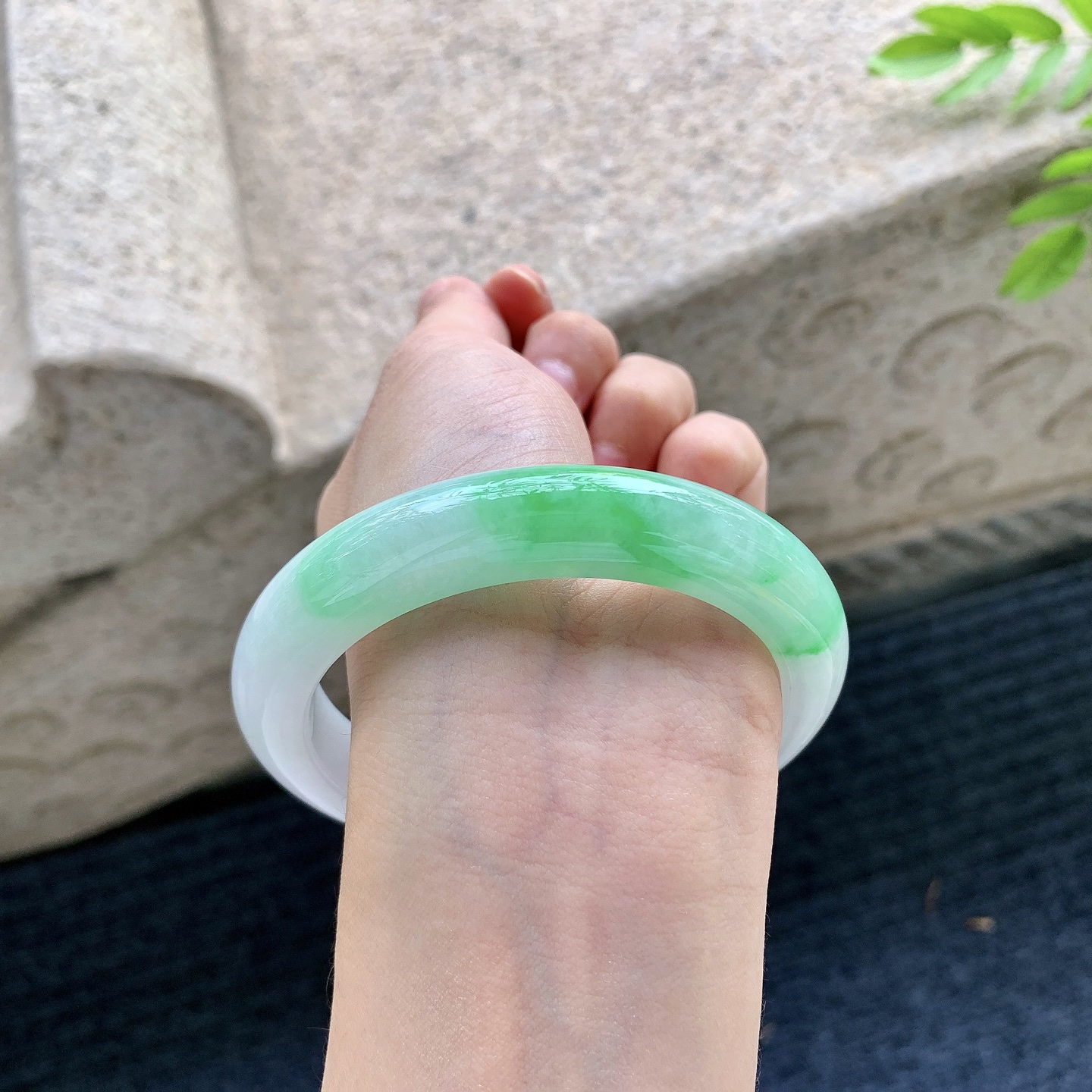 正圈59 60，圈口60.5/12/10，编码T1090419，冰糯飘阳绿，水润，种老，细腻，打灯有棉线