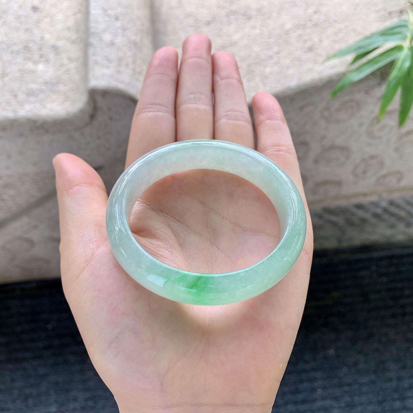 糯冰飘绿，水润，种老，细腻，打灯有絮线