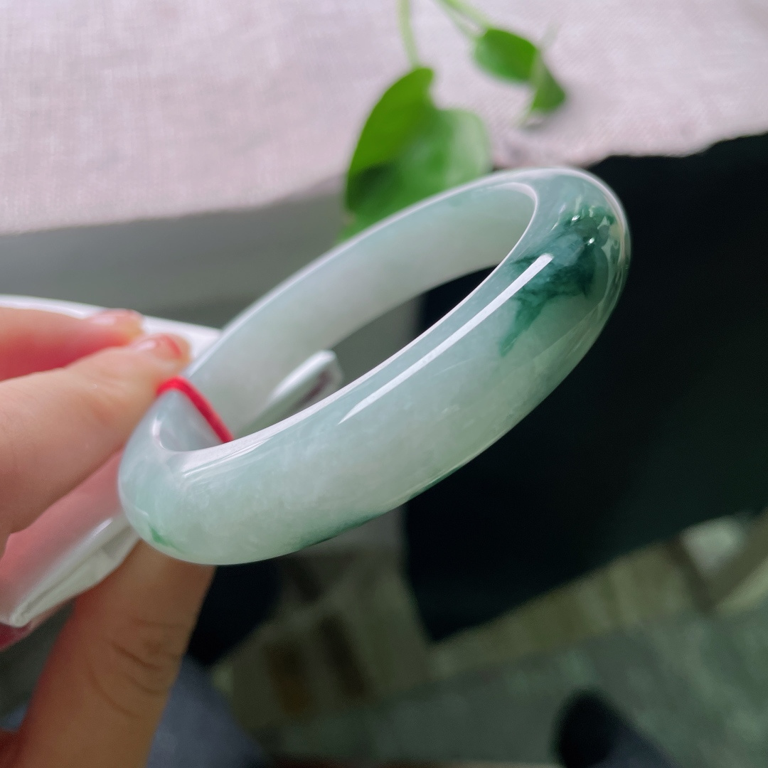 飘花正圈，无裂，清透玉底晕染墨色飘花，腕间一圈，藏尽远山雾霭，ss58214a