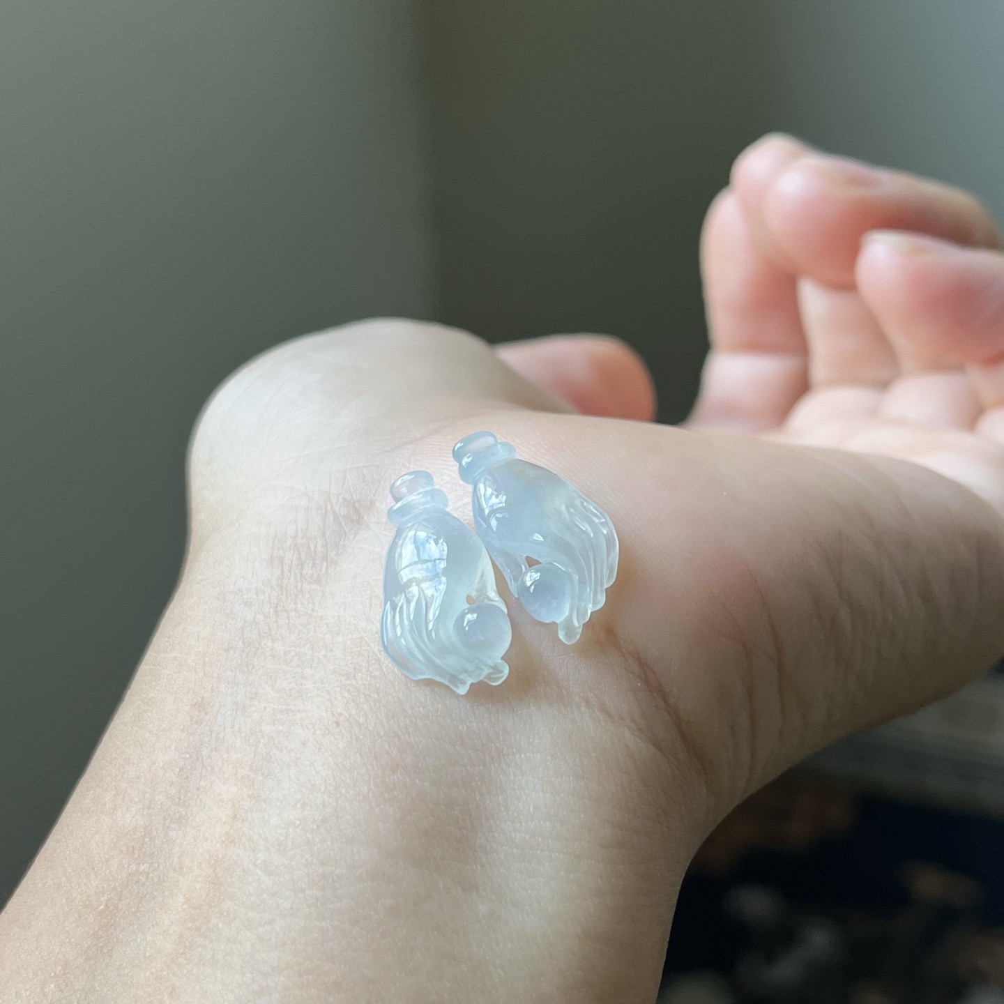 冰种晴水佛手一对，伸手来财掌上明珠，种水好，冰透无裂，尺寸20.9×10.8×5.2