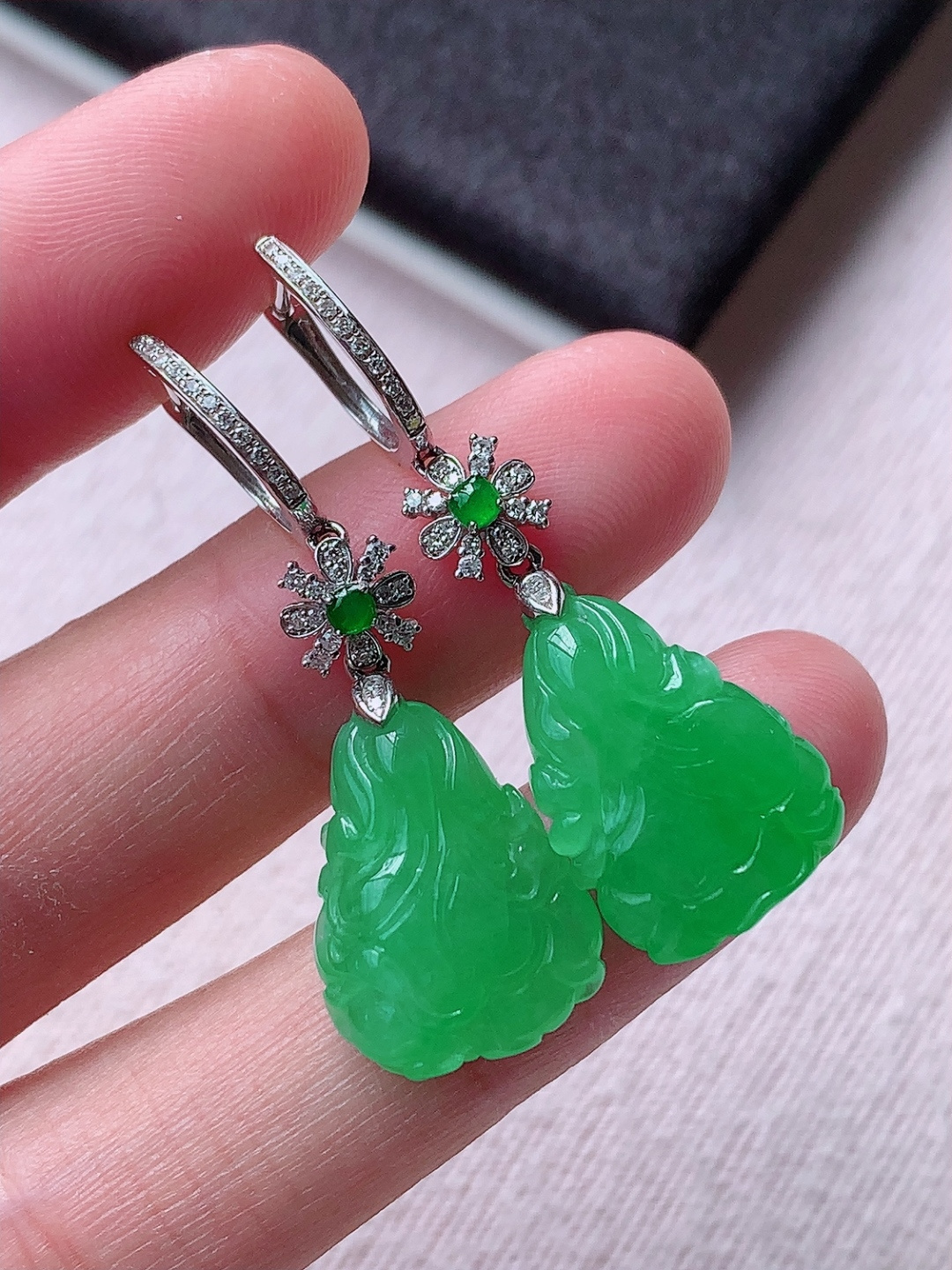 冰阳绿白菜耳坠饱满底子细腻，佩戴优雅大方，17.8-13.4-6