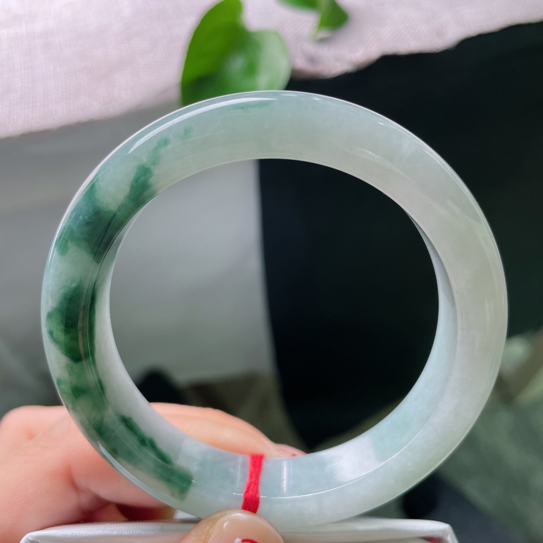 飘花正圈，无裂，清透玉底晕染墨色飘花，腕间一圈，藏尽远山雾霭，ss58214a