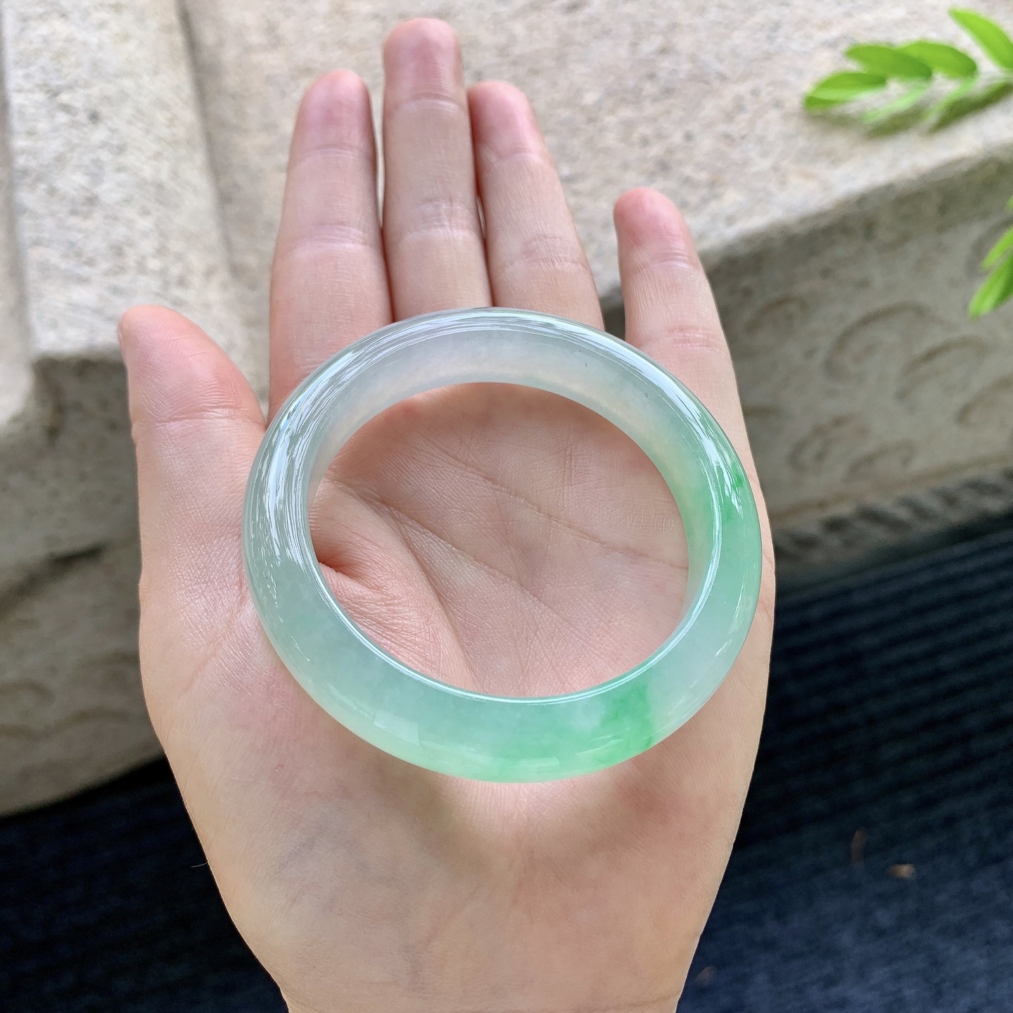 正圈49 50，圈口50.3/11.2/8，编码G9090440，描述冰飘阳绿，清透，水润，种老，细腻，打灯有絮线