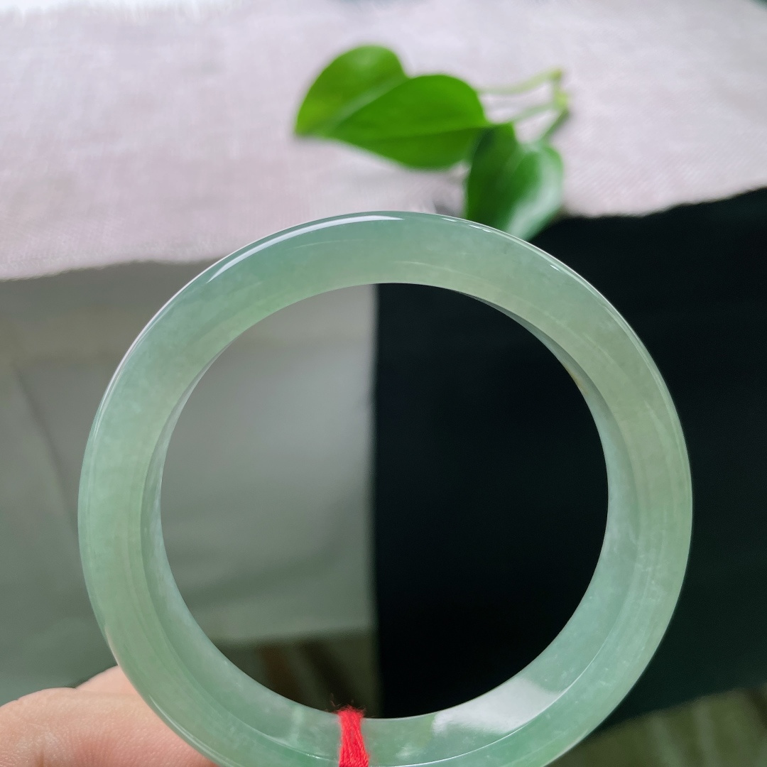 绿底正圈，晶体，绿调温润雅致，不张扬不刺眼，像一汪静谧的山间湖水，清爽舒适，氛围感清冷恬淡。ss57891a