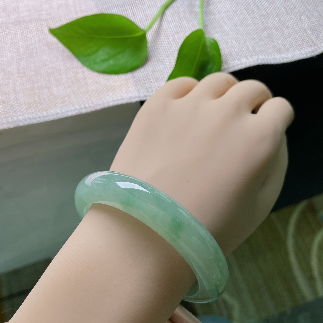 冰绿正圈，种老，清透泛光，质地莹润，欲把西湖比西子，淡妆浓抹总相宜。无裂，ss58117a