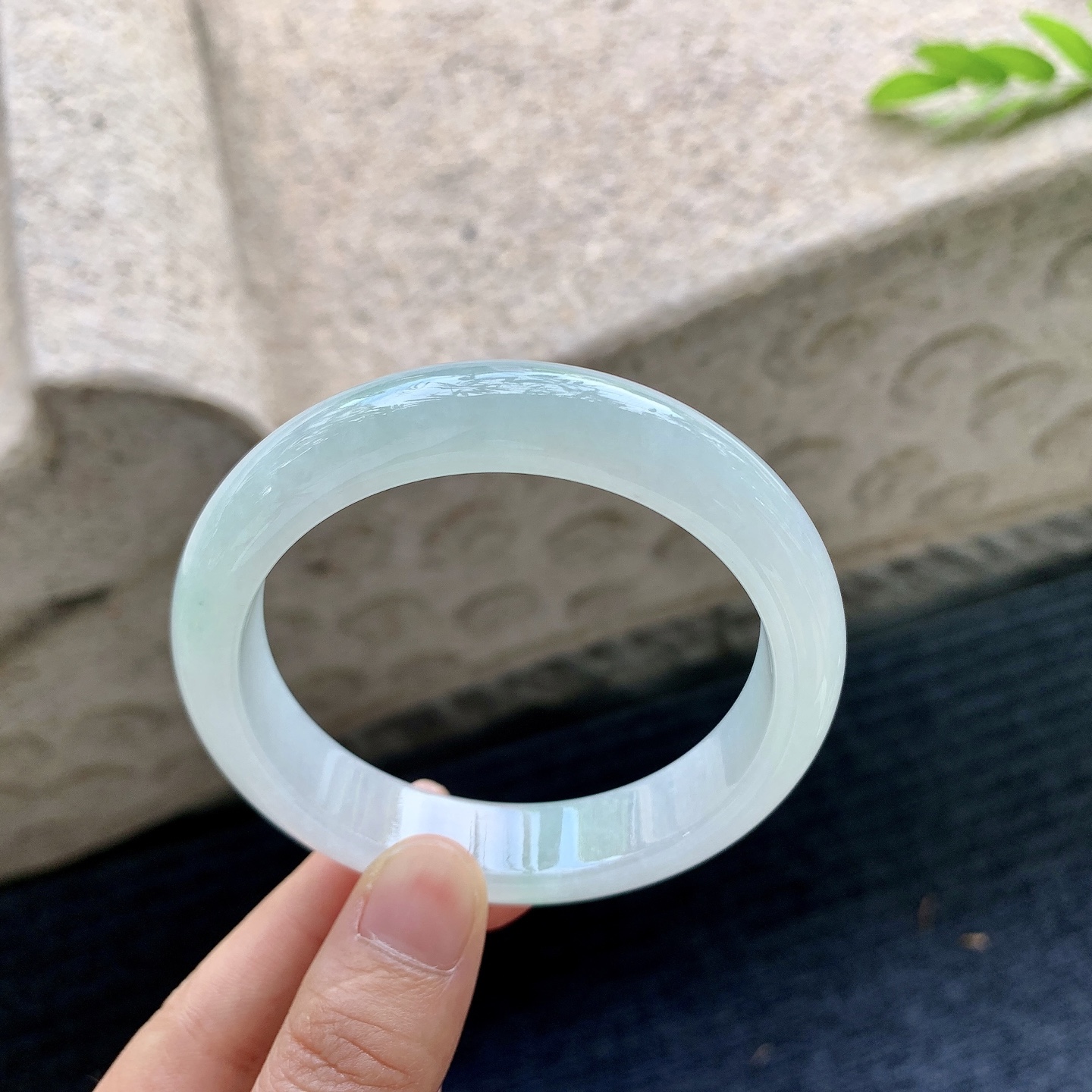 正圈56 57，糯冰飘绿，水润，种老，细腻，打灯有纹线