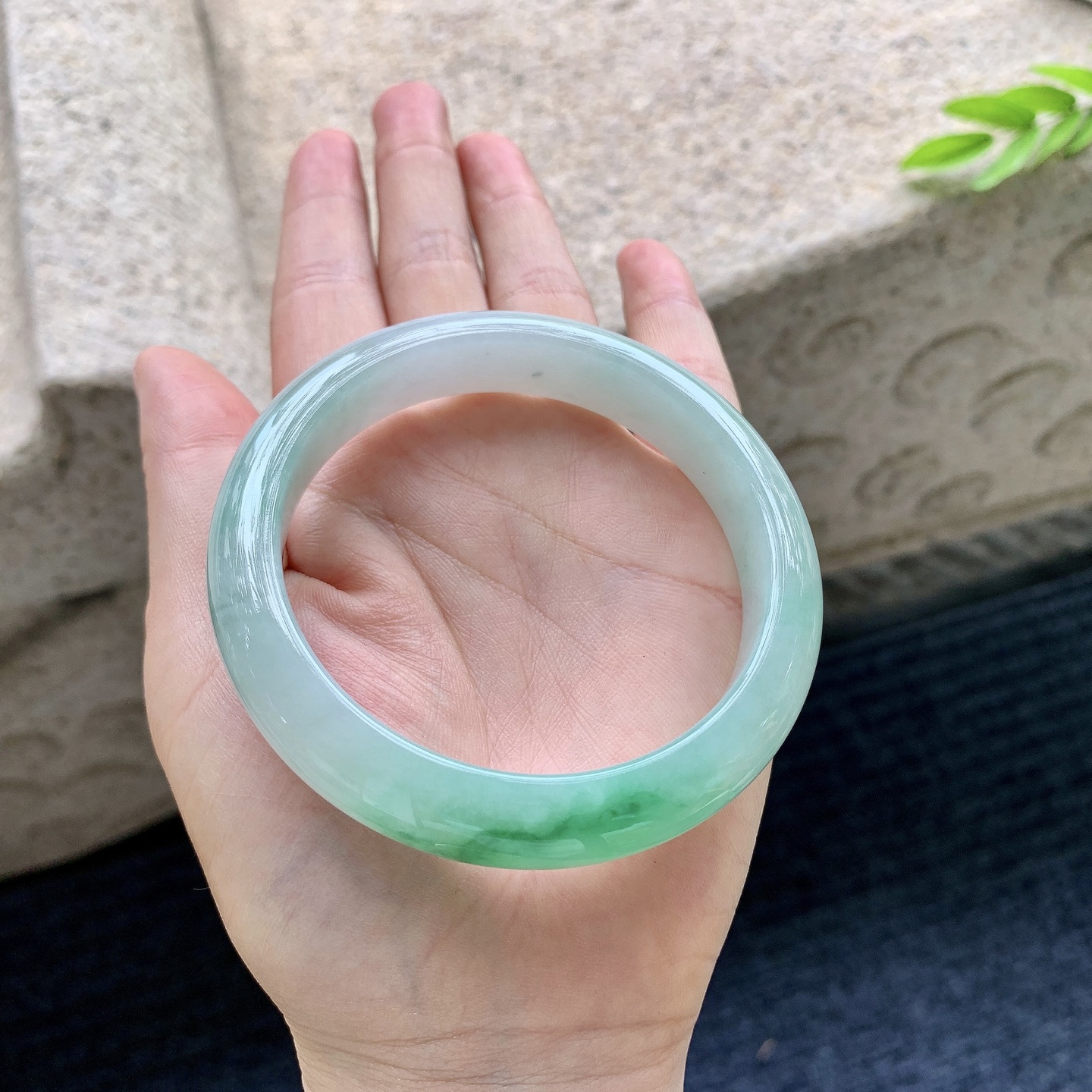 正圈58 59，圈口59.7/12.8/8.8，编码AD090411，细糯飘绿，水润，种老，细腻，无
