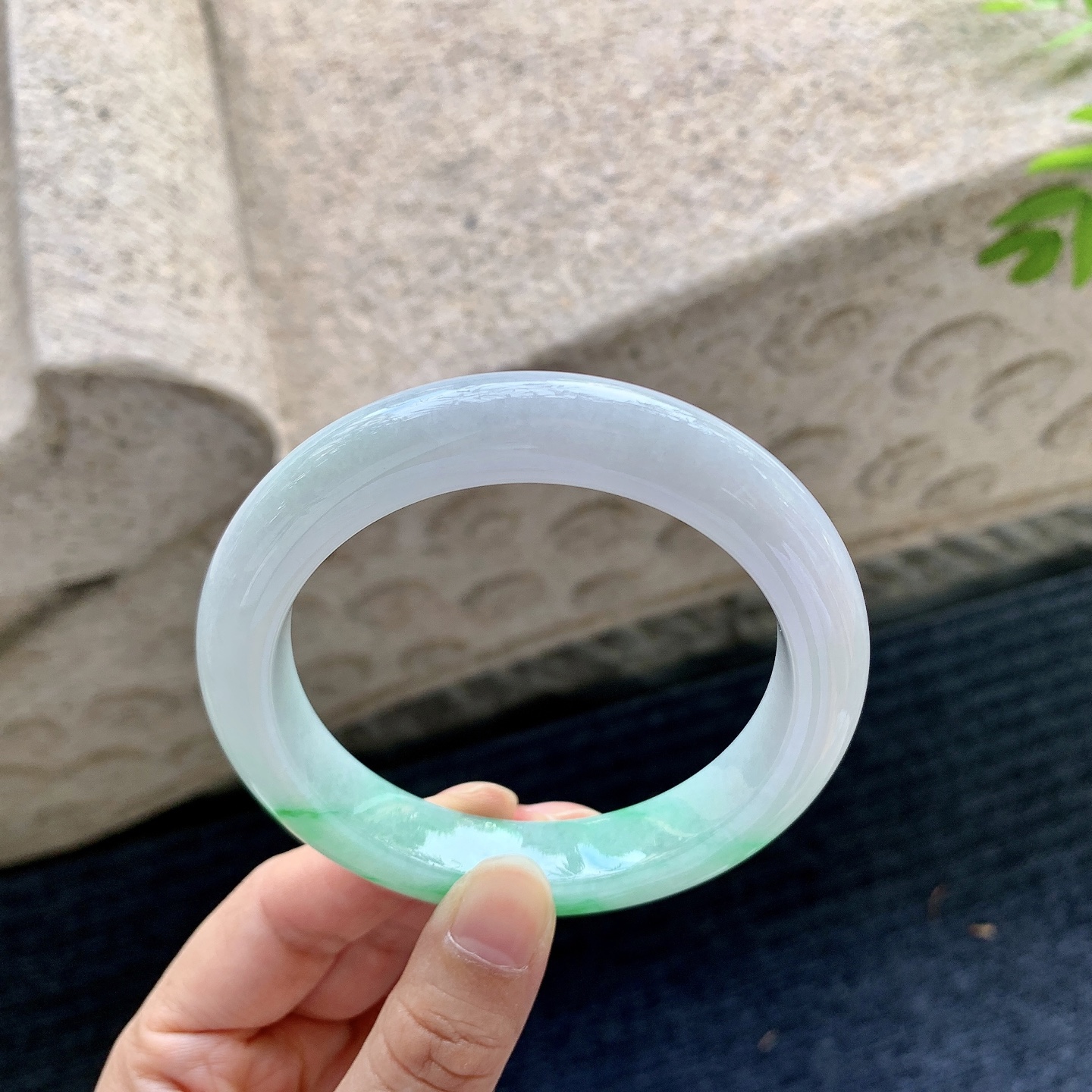 正圈59 60，圈口60.5/12/10，编码T1090419，冰糯飘阳绿，水润，种老，细腻，打灯有棉线