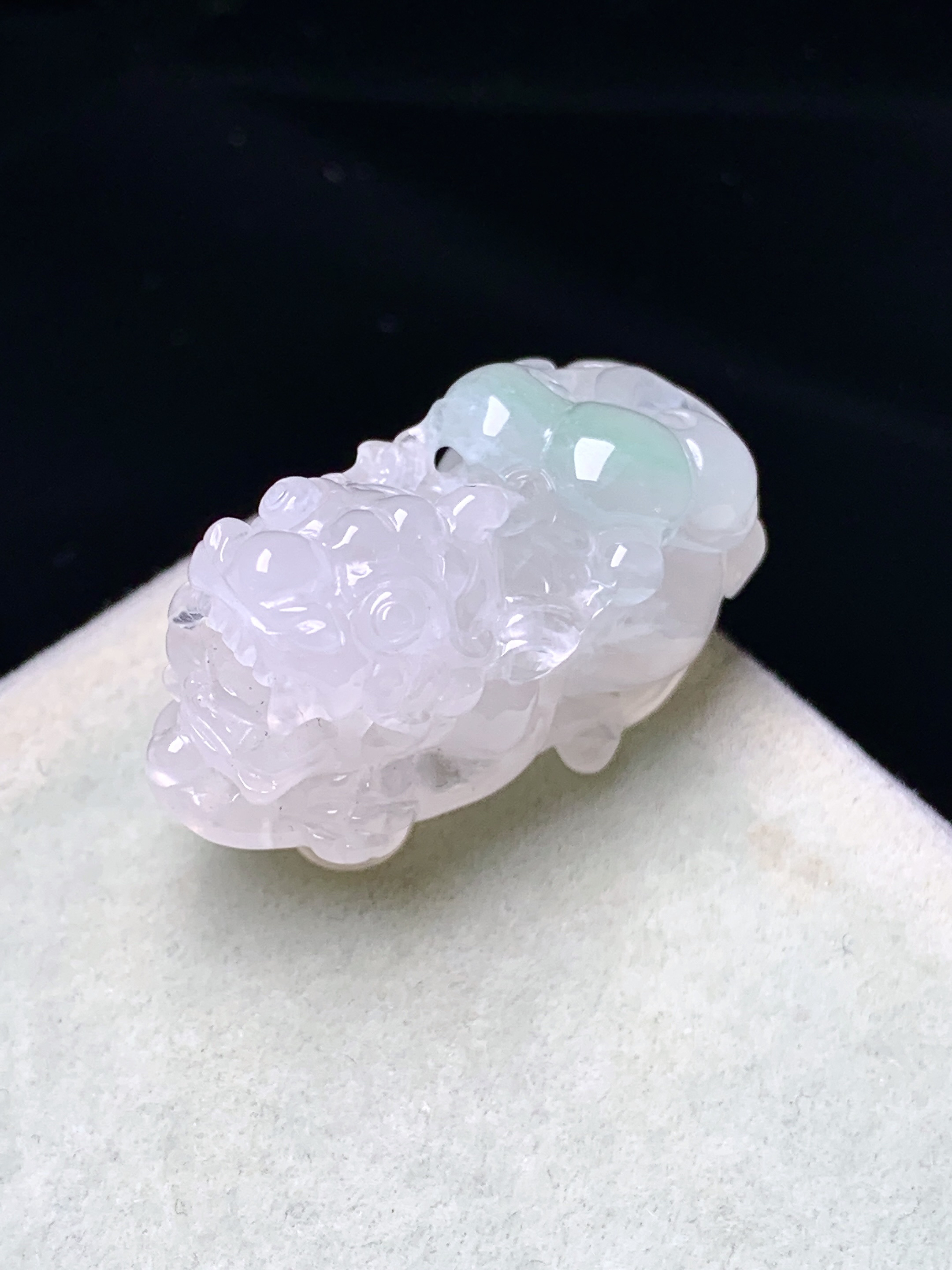 飘绿貔貅吊坠 玉质细腻 色泽艳丽清新 水润亮眼 整体尺寸30.6*12.3*15 2x