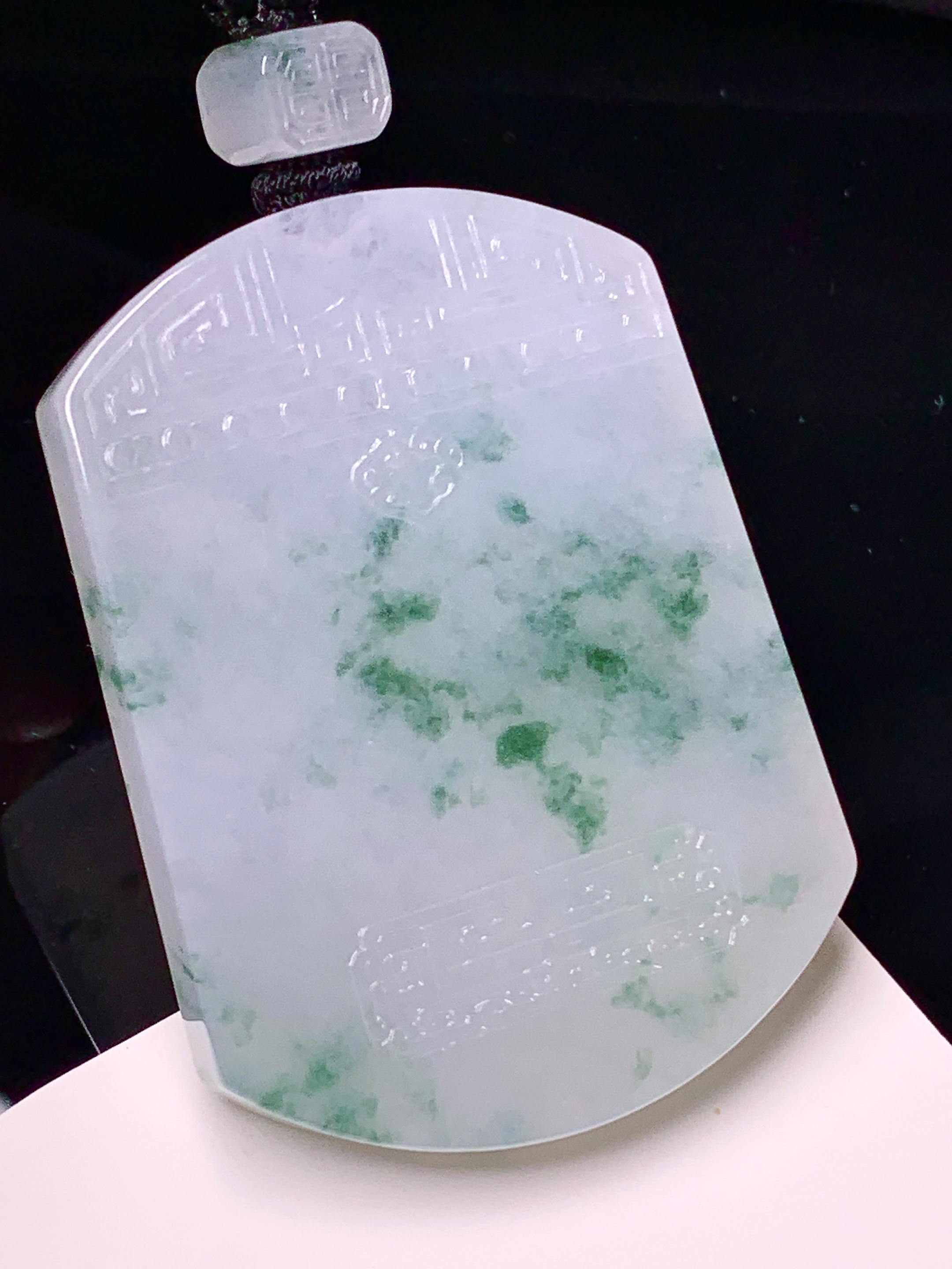飘绿无事牌吊坠 玉质细腻 色泽艳丽清新 水润亮眼 整体尺寸53.8*40*6.2 L1