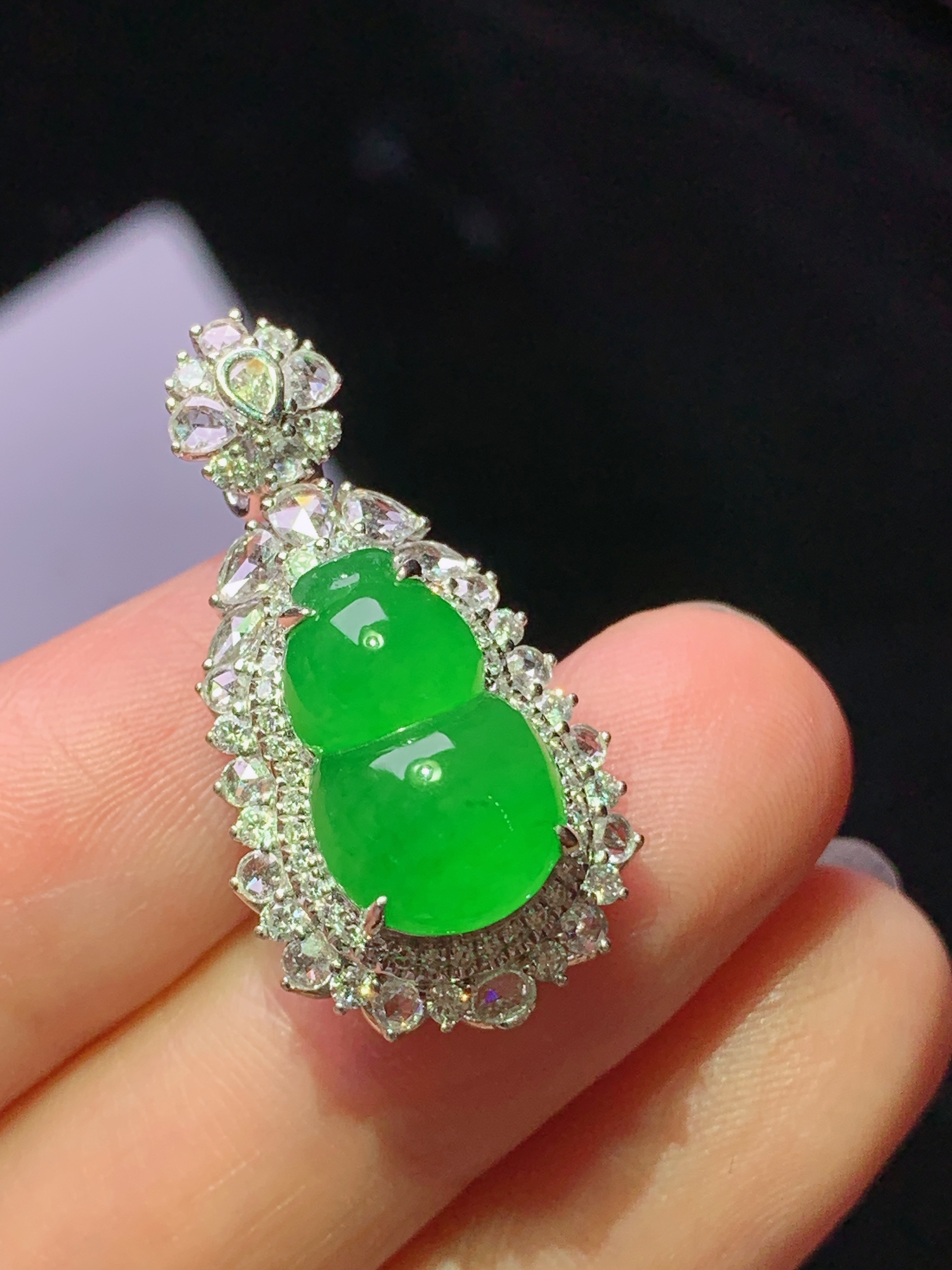 18k金钻镶嵌满绿葫芦吊坠 玉质细腻 色泽艳丽清新 水润亮眼 整体尺寸28.5*15.2*12.5 