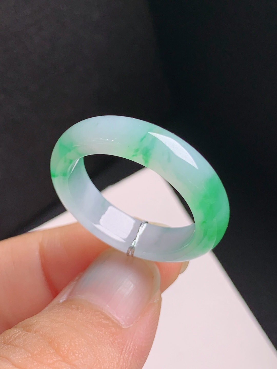 冰飘绿指环，翠色飘逸，冰润起胶，清雅耐看，裸石27.5-6-4.1，圈口22，010901