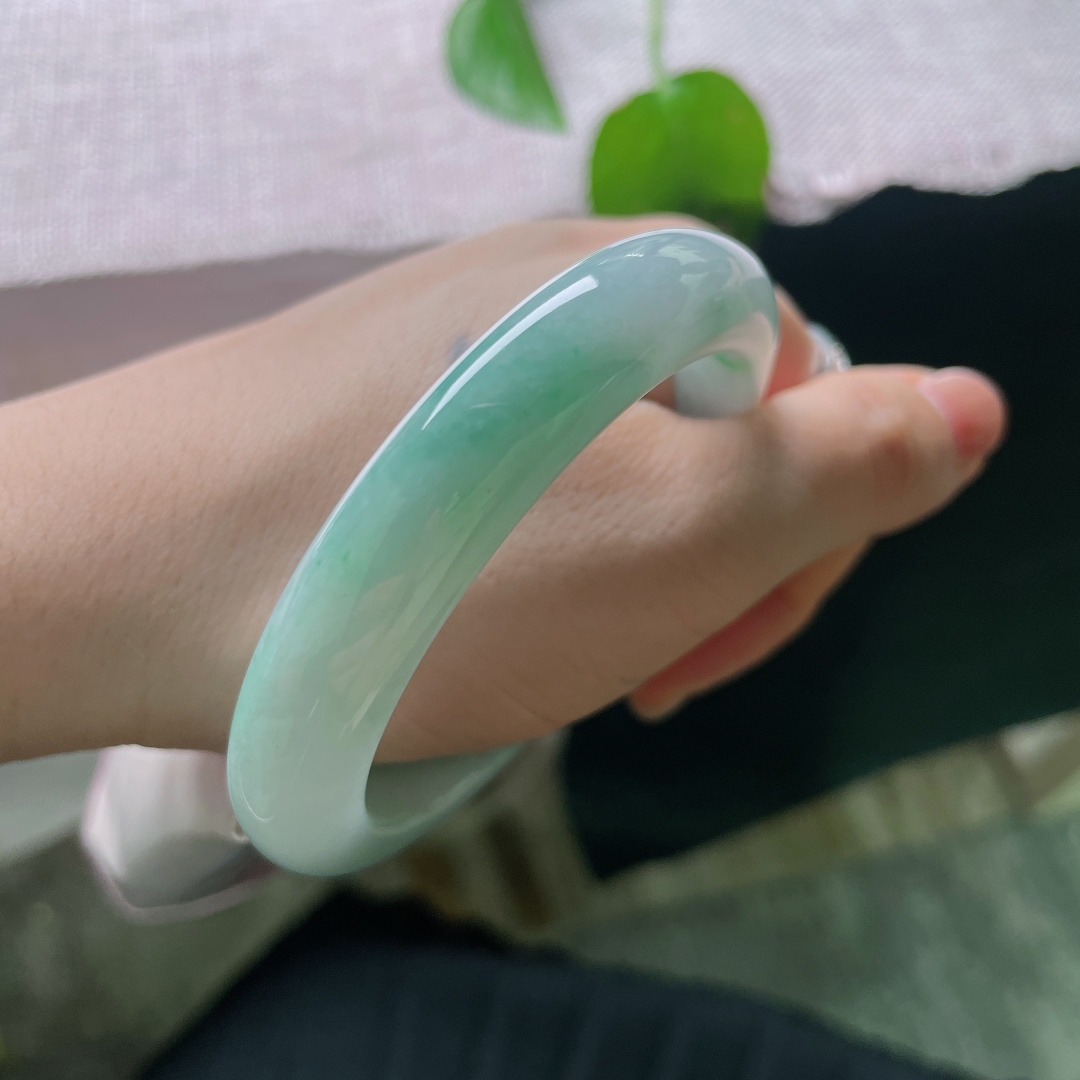 绿底正圈，一点皮纹，几抹翠色悠然晕染，似烟雨江南，远山含翠，一缕青绿漫过玉环，诗意藏于腕间。ss58199a