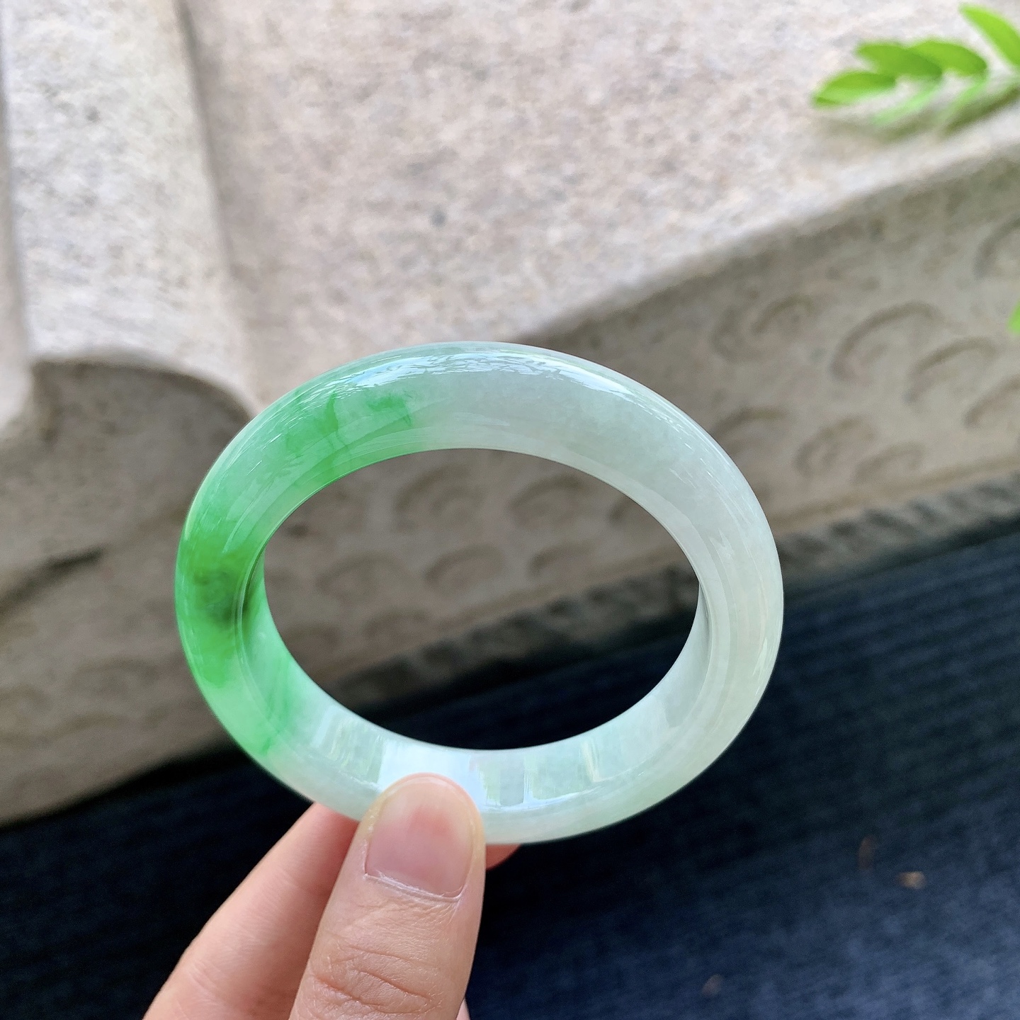 正圈52 53，圈口53.5/12.3/9，编码G9090431，描述冰糯飘辣阳绿，水润，种老，细腻，打灯有棉纹。