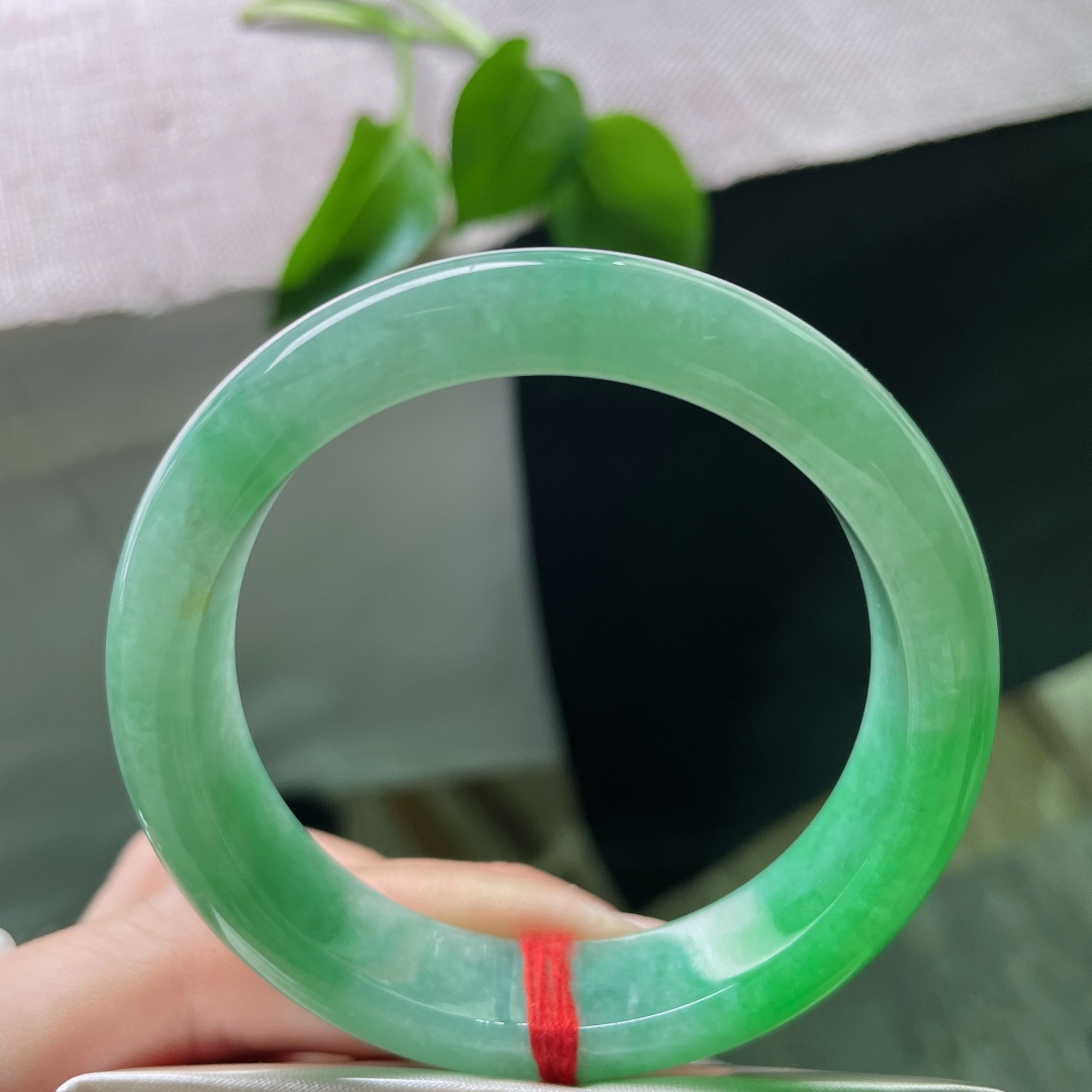 52.8/12.9/8.1，绿底正圈，是大地沉淀的目光，是值得世代珍藏的一眼万年。无裂，洒金，ss5