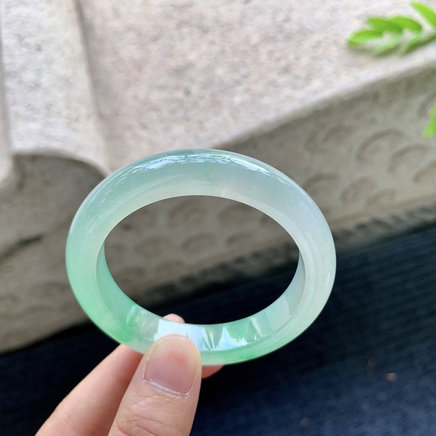 正圈49 50，圈口50.3/11.2/8，编码G9090440，描述冰飘阳绿，清透，水润，种老，细腻，打灯有絮线