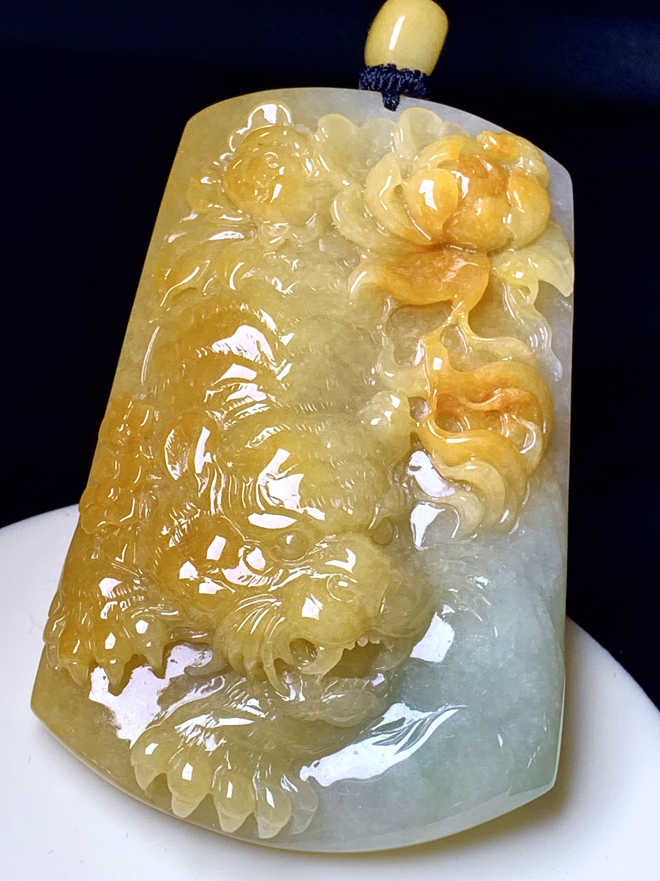 黄翡龙牌吊坠 玉质细腻 色泽艳丽清新 水润亮眼 整体尺寸70.5*45*13.8 L1