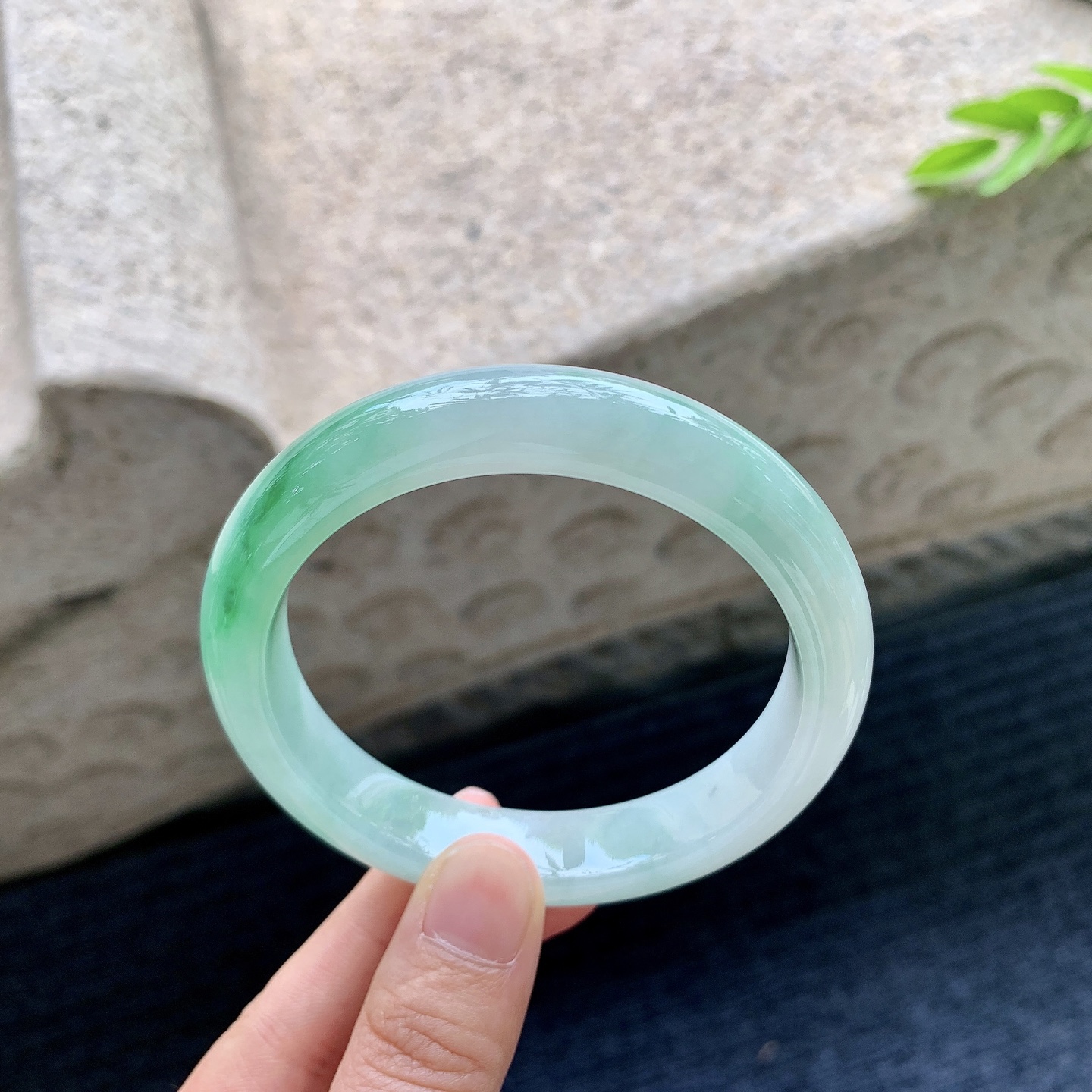 正圈58 59，圈口59.7/12.8/8.8，编码AD090411，细糯飘绿，水润，种老，细腻，无裂。