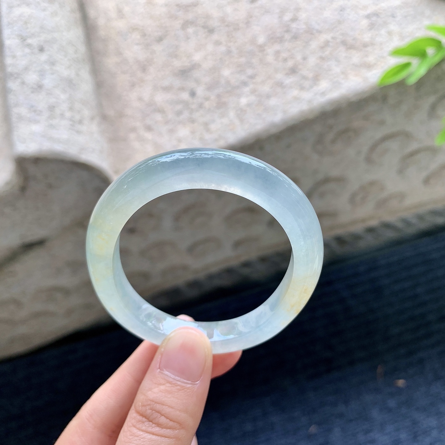 贵妃52 53，圈口53.4/46.2/8.6/7.8，编码B2090454，描述冰糯飘黄翡，水润，种老，细腻，打灯有棉线