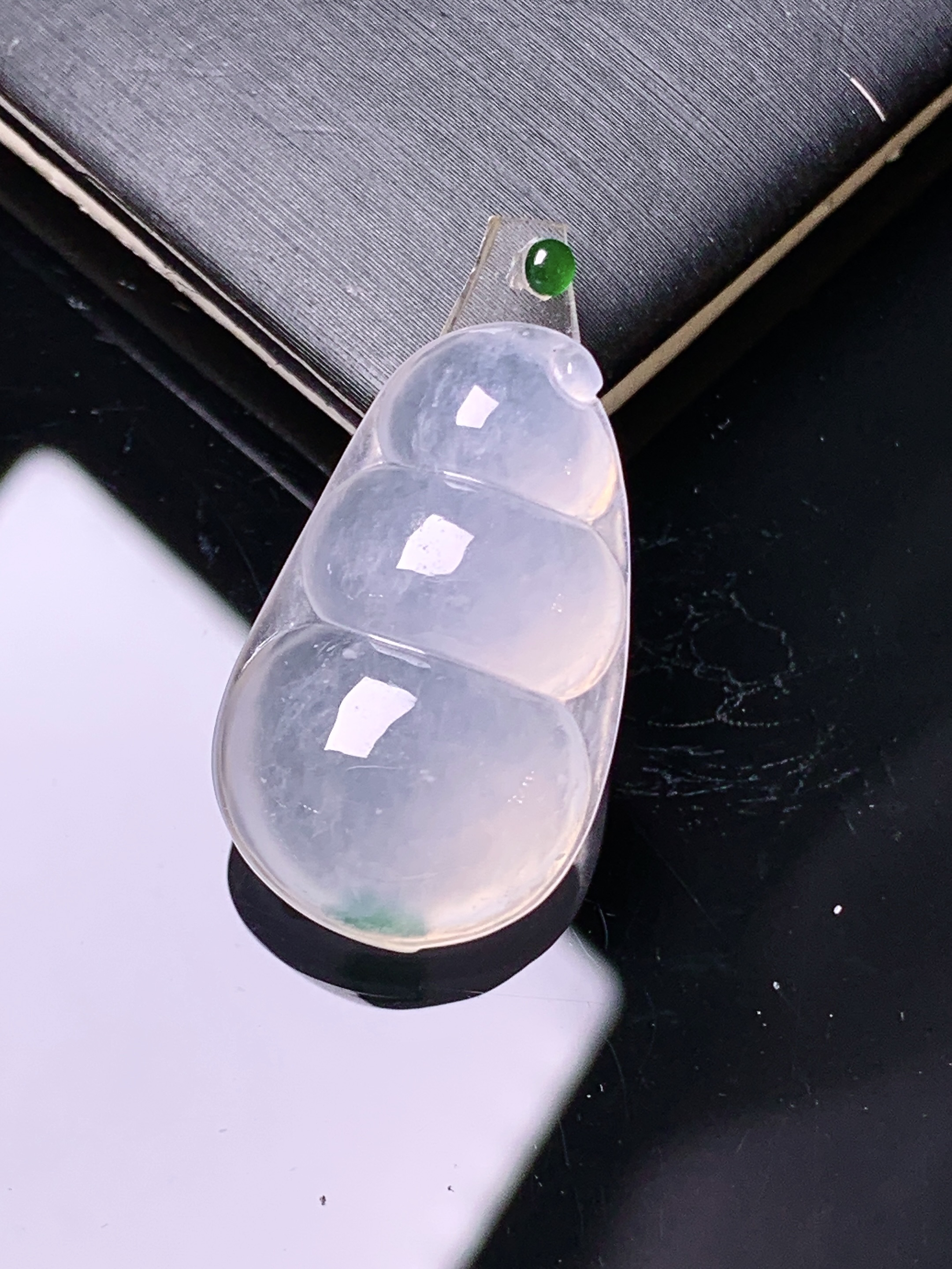 镶嵌款 冰种四季豆吊坠 玉质细腻 色泽艳丽清新 水润亮眼 整体尺寸25.6*15.3*6.3 2x