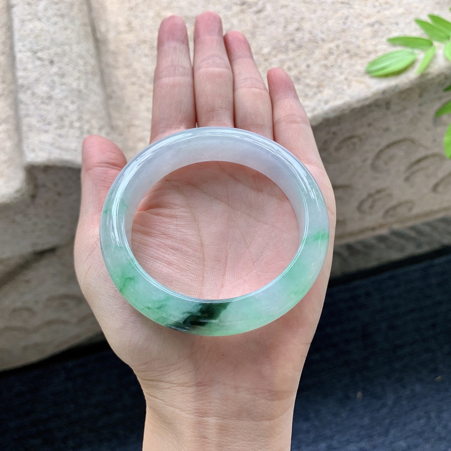正圈53 54，冰糯飘绿，水润，种老，细腻，无裂。