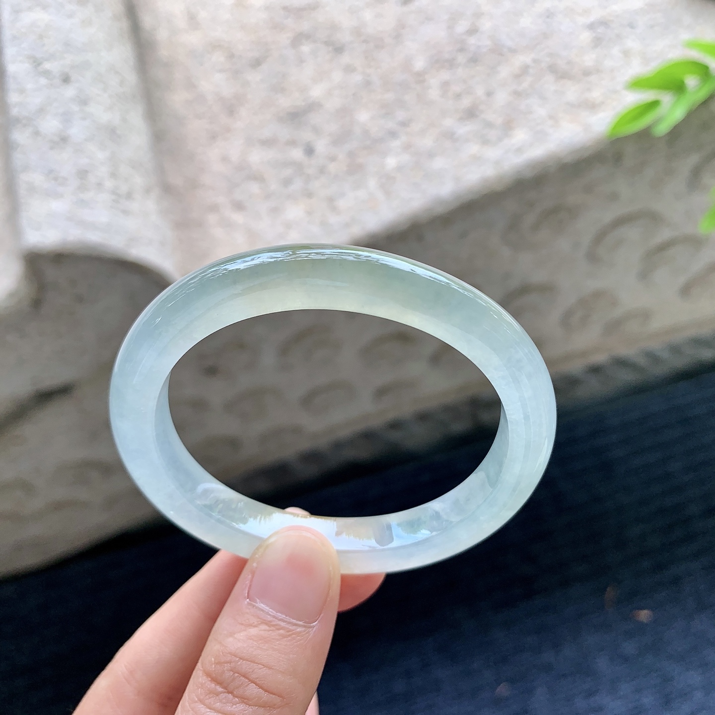 贵妃52 53，圈口53.4/46.2/8.6/7.8，编码B2090454，描述冰糯飘黄翡，水润，种老，细腻，打灯有棉线